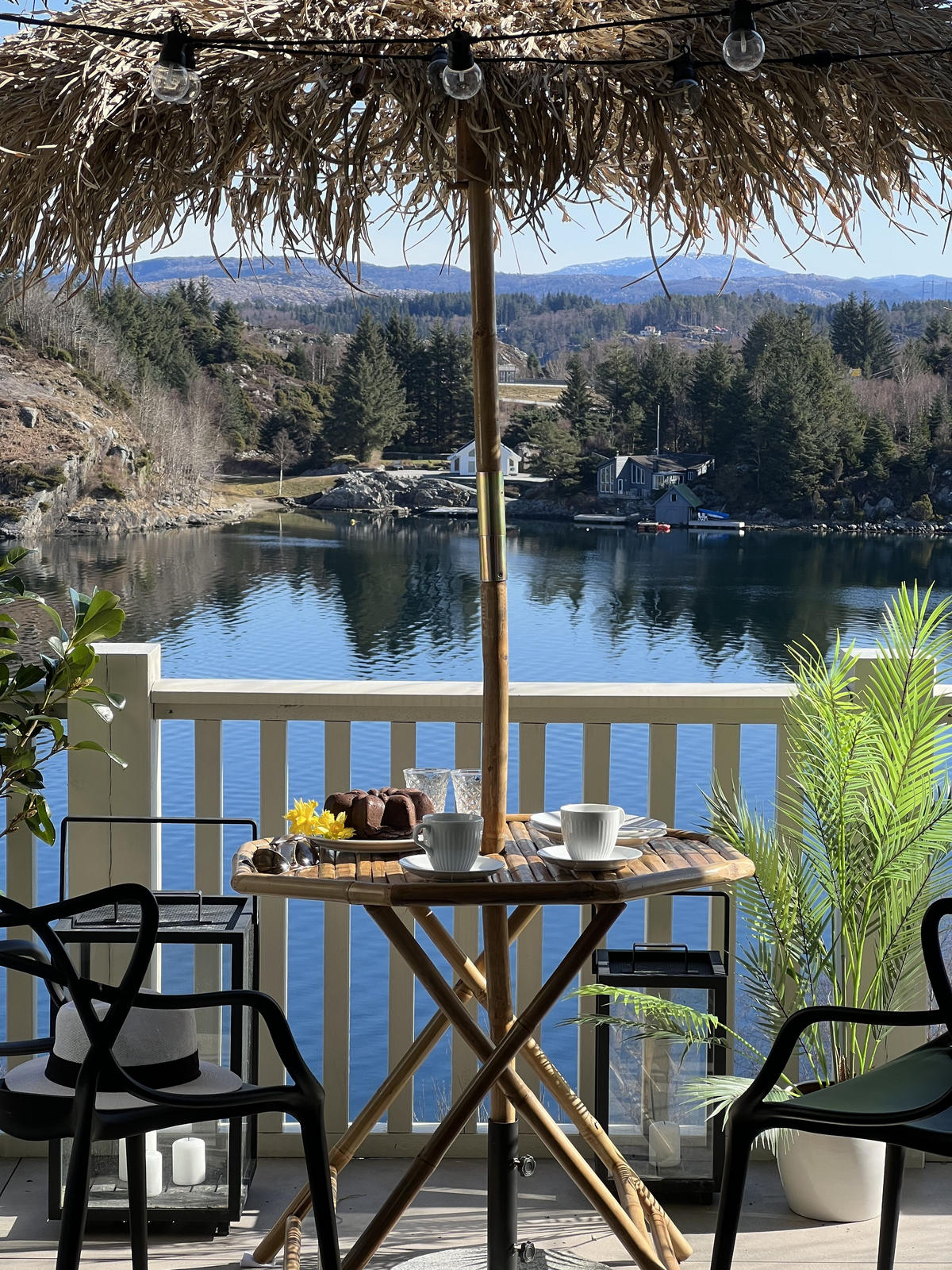GARTEN BEISTELLTISCH mit Sonnenschirm Bambusholz Seegras Molise - Dunkelbraun, Holz (85/85/76cm) - Beliani