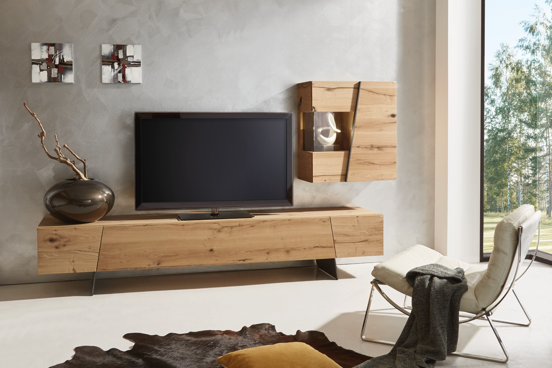 Minimalismus v bydlení: obývací stěna z divokého dubu