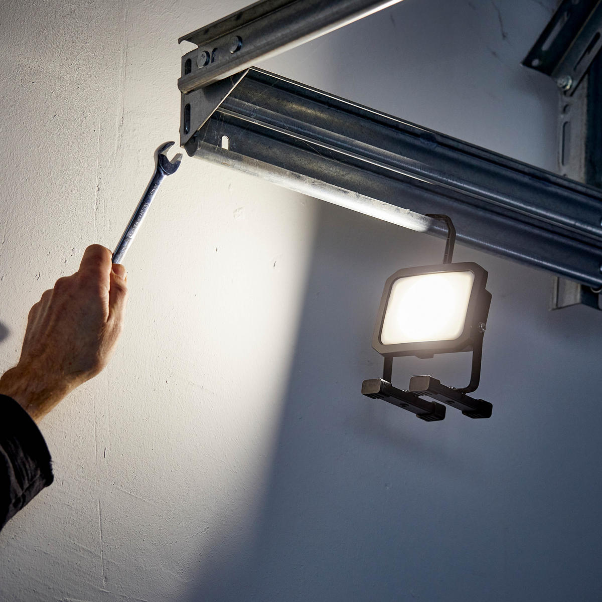 AKKU-LED-BAUSTRAHLER - 1300 Lumen, spritzwassergeschützt mit Haken für Innen und Außen, 2-fach dimmbar, 6600mAh Akku - Schwarz, Kunststoff (12/10.5/14cm) - Northpoint