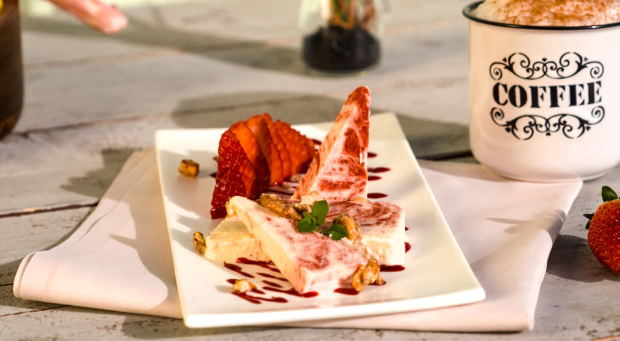 XXXLecker-Erdbeerparfait-mit-karamellisierten-Nuessen