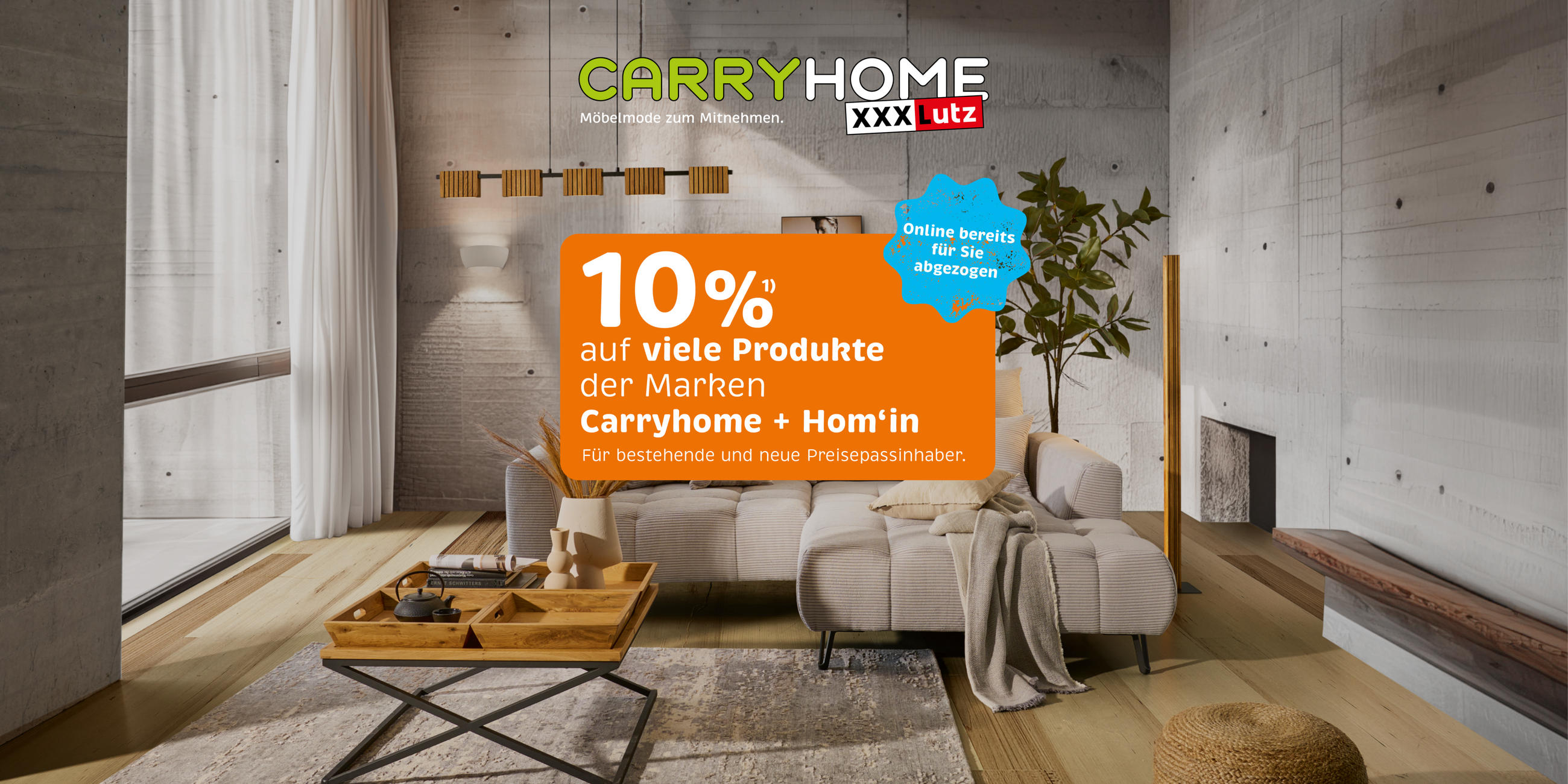 10% auf viele Produkte der Marken Carryhome und Hom’in, online bereits abgezogen. Aktion für bestehende und neue Preispassinhaber. Wohnzimmermotiv mit Sofa, Tisch und Pflanzen im Hintergrund.