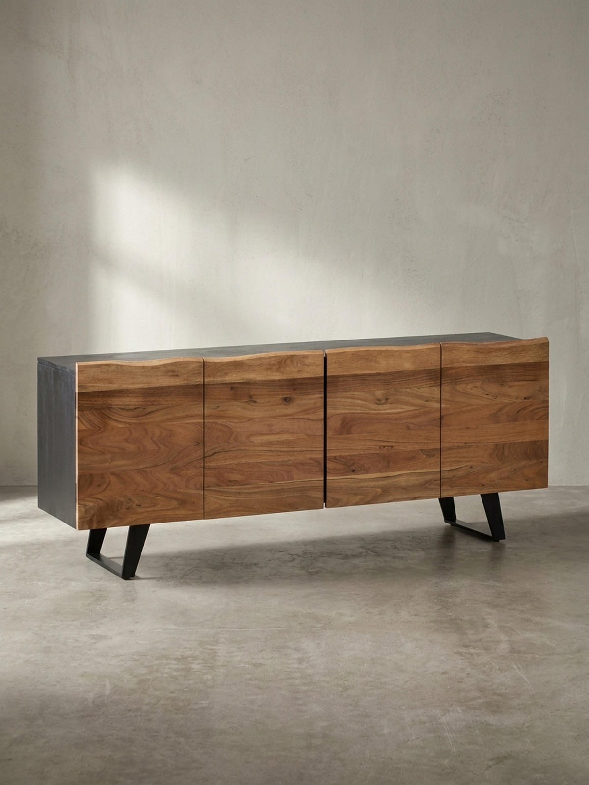 SIDEBOARD – Akazie Massivholz, 180x75x45 cm, mit Baumkante, Türen, Metallbeine - Schwarz, Holz/Metall (180/75/45cm) - KADIMA DESIGN