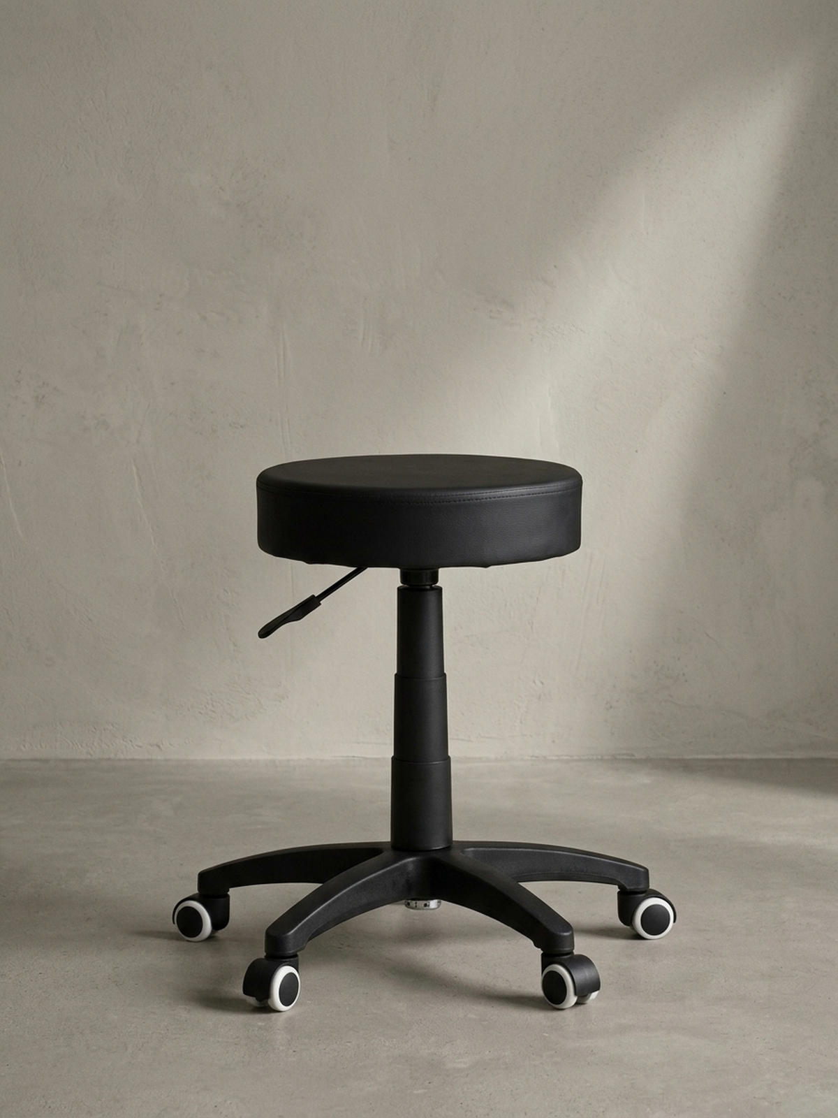 ARBEITSHOCKER Lederoptik 360° drehbar, höhenverstellbar, stabil, Schwarz 50x50x55 cm - Schwarz, Kunststoff/Textil (50/55/50cm) - KADIMA DESIGN