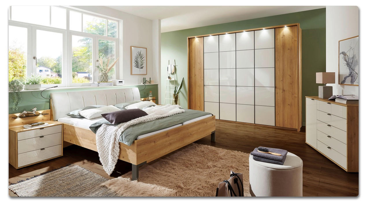 Schlafzimmer aus Eiche mit Bett und Kleiderschrank