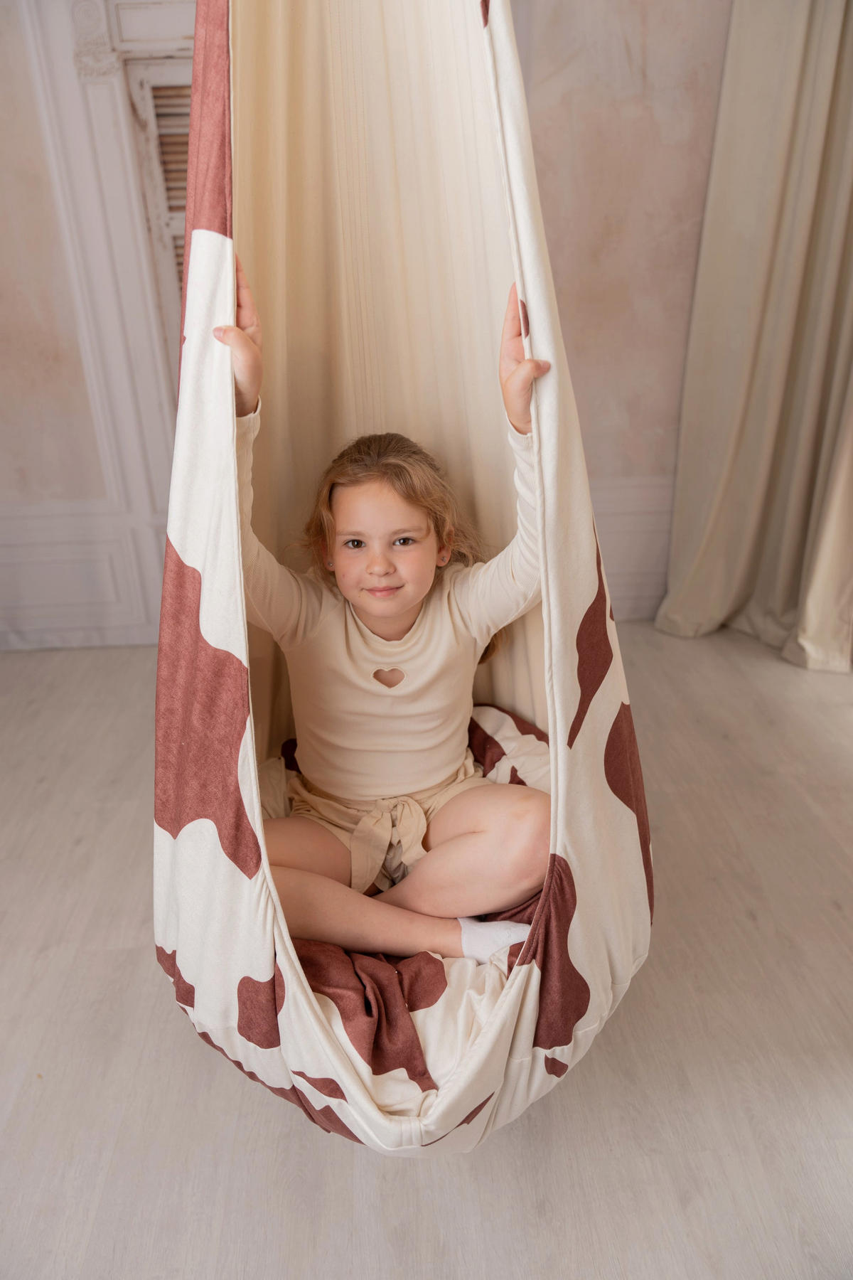 KINDER-HÄNGESESSEL XXL Kuh – weiche Cocoon-Schaukel zum Spielen und Entspannen - Braun, Textil (85/180/85cm) - Bees & Blooms