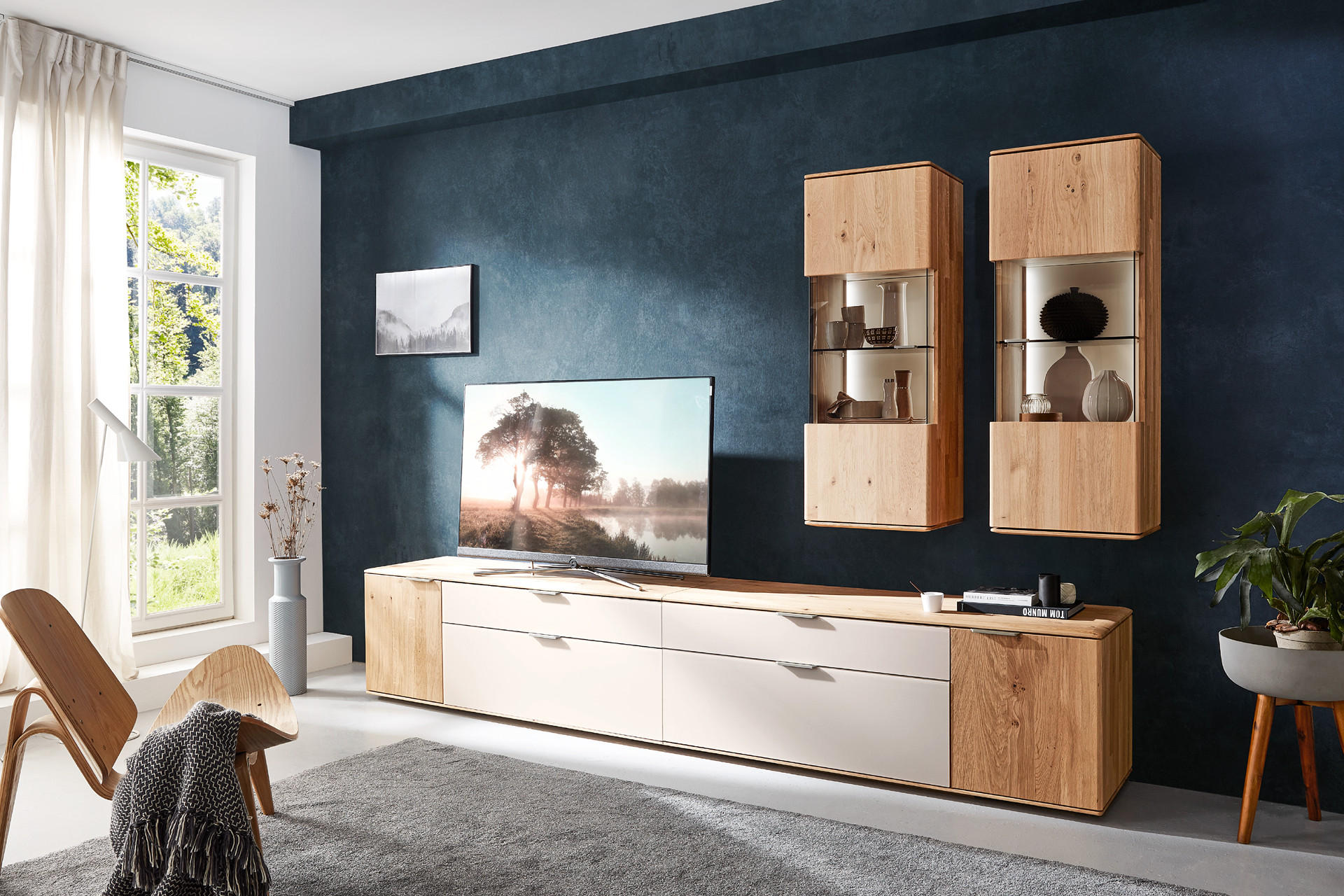 Wohnzimmer mit Möbel aus Massivholz