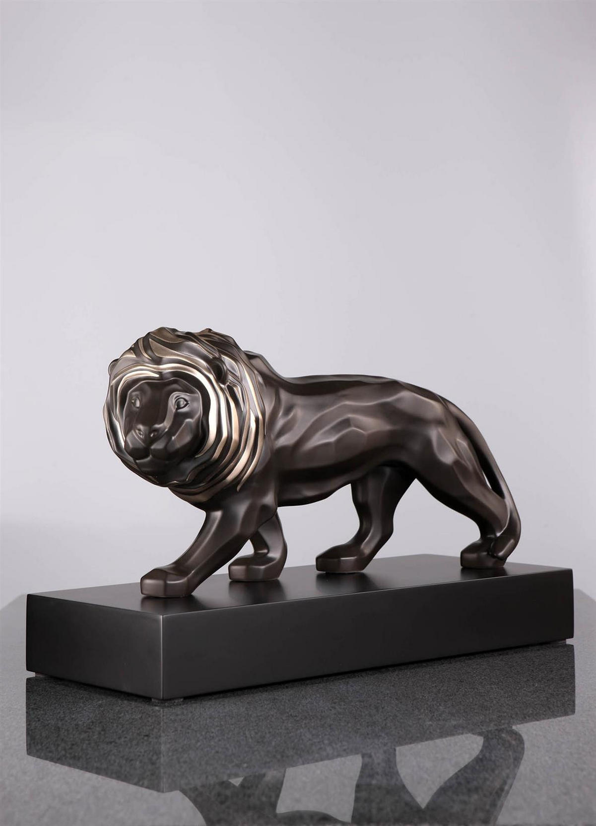 DEKOFIGUR LÖWE Studio 8 Serengeti anthrazit 43,5 cm - Anthrazit, Keramik (18/27/43.5cm) - Goebel