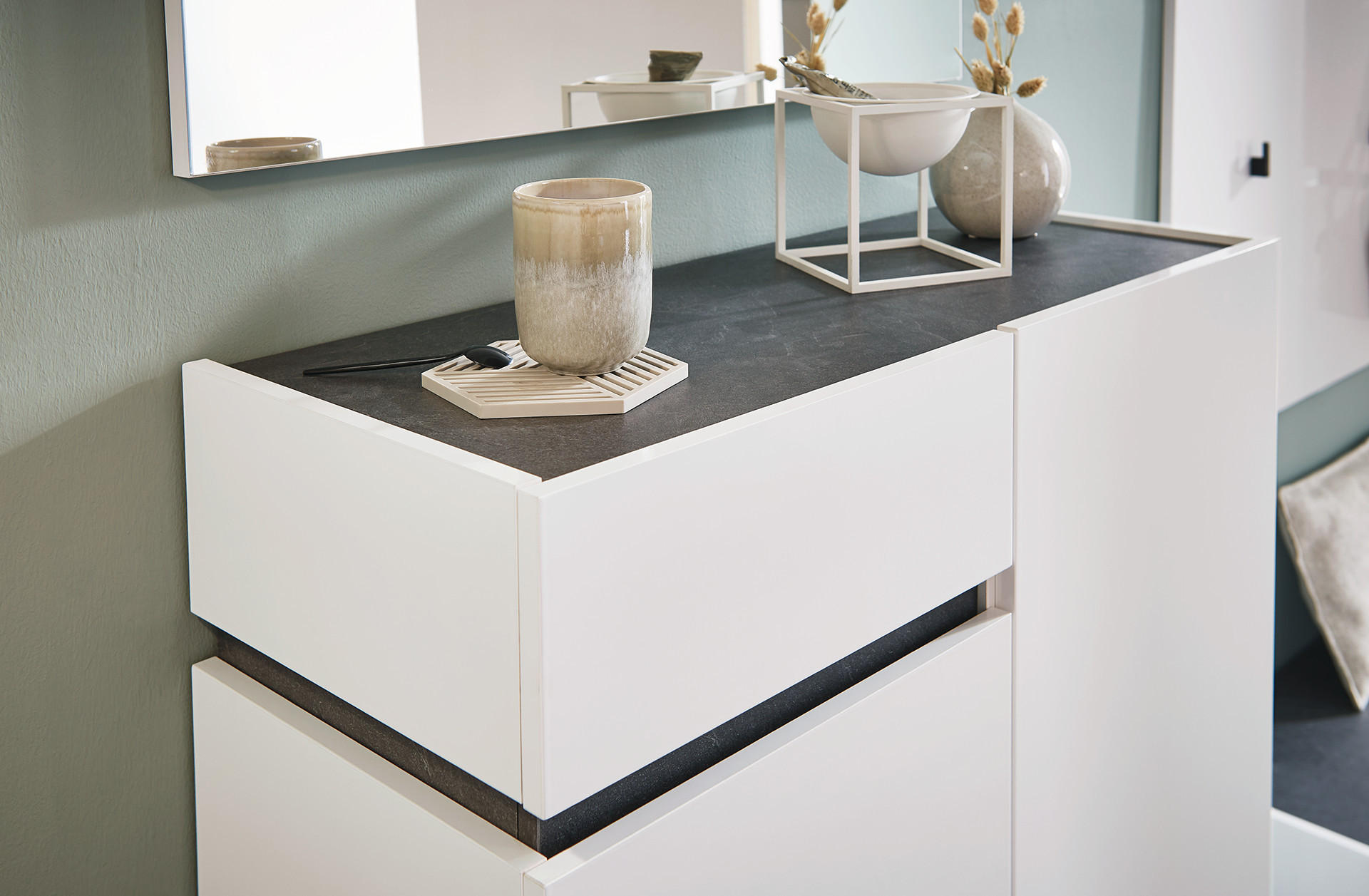 Predsieňová séria Yes, moderná komoda, biela skrinka s čiernou doskou, minimalistická dekorácia, váza, miska, dizajnový nábytok