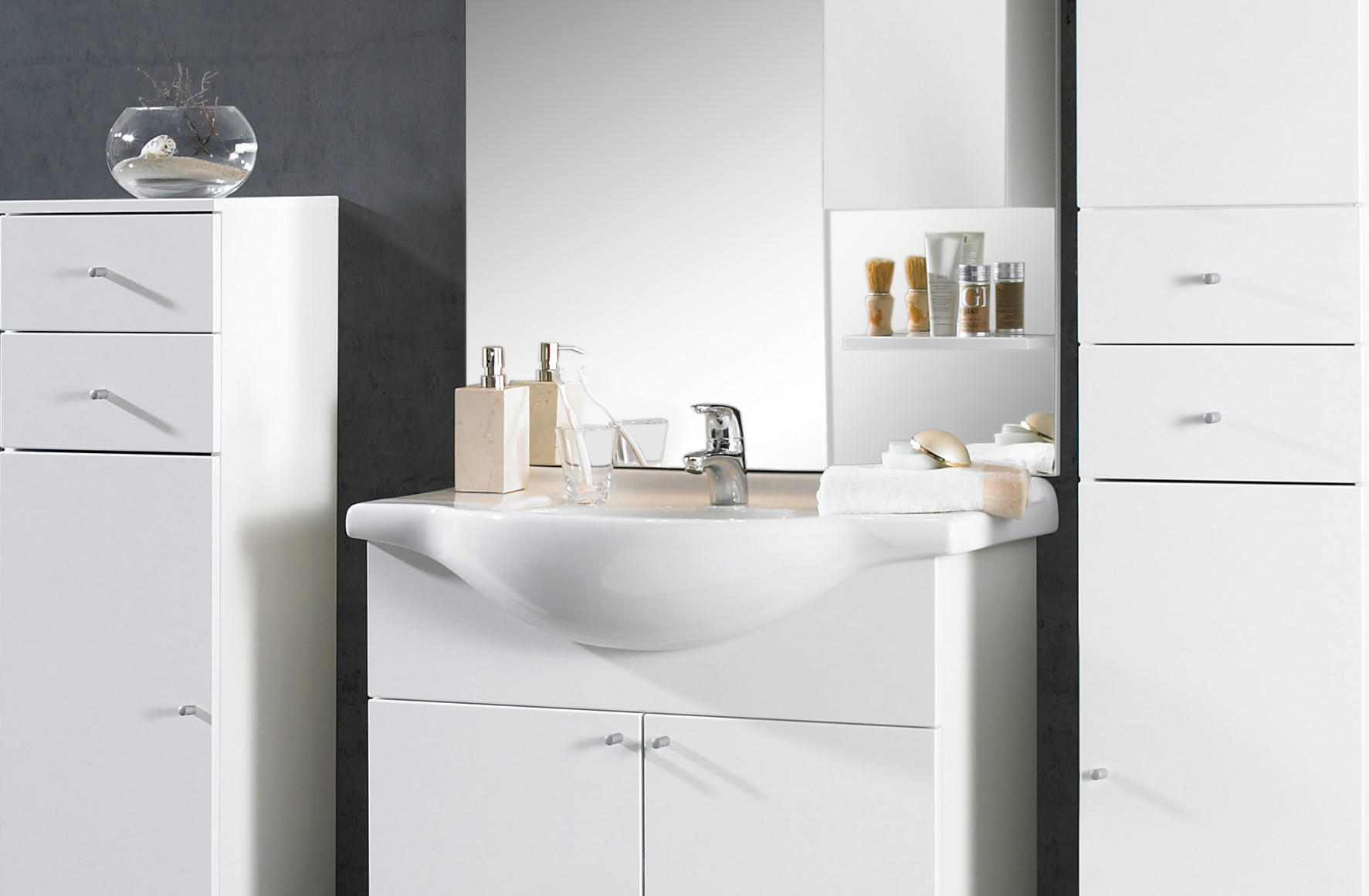 kúpeľnová skrinka so vstavaným umývadlom, biela kúpeľňa