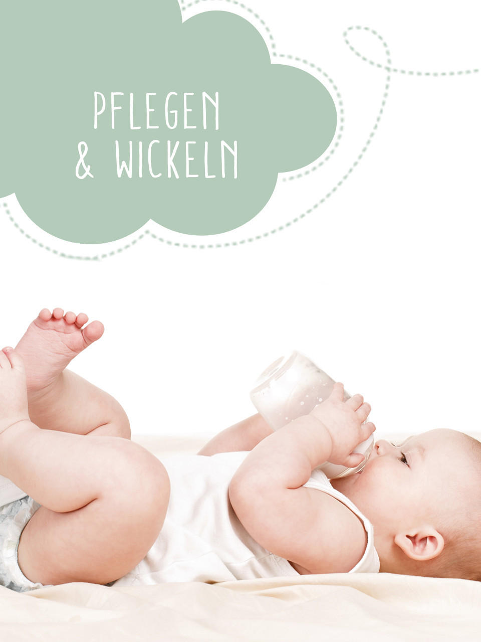 Baby im weißen Strampler liegt mit Milchflasche im Bett