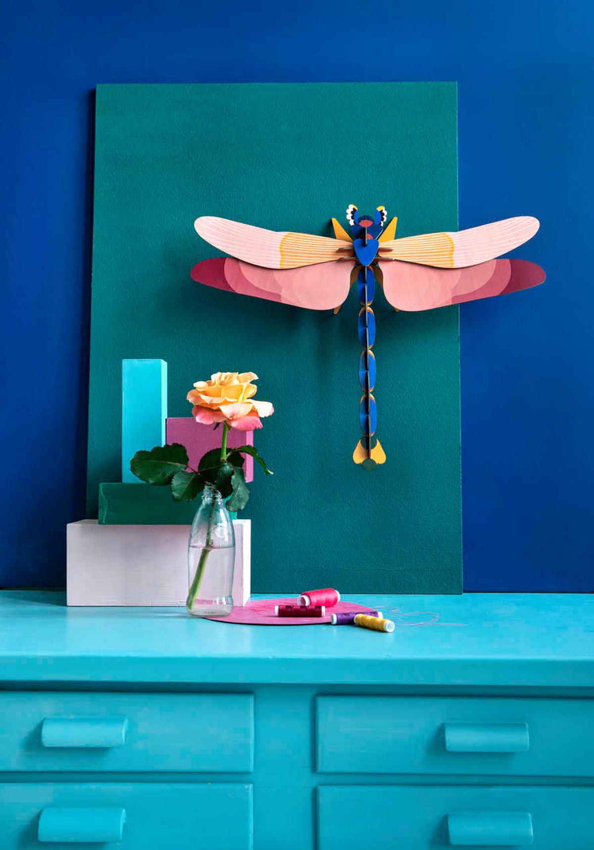 WANDDEKO Rosenlibelle 47/8 cm - Blau/Pink, Wellpappe (47/8/36cm) - KUNSTLOFT