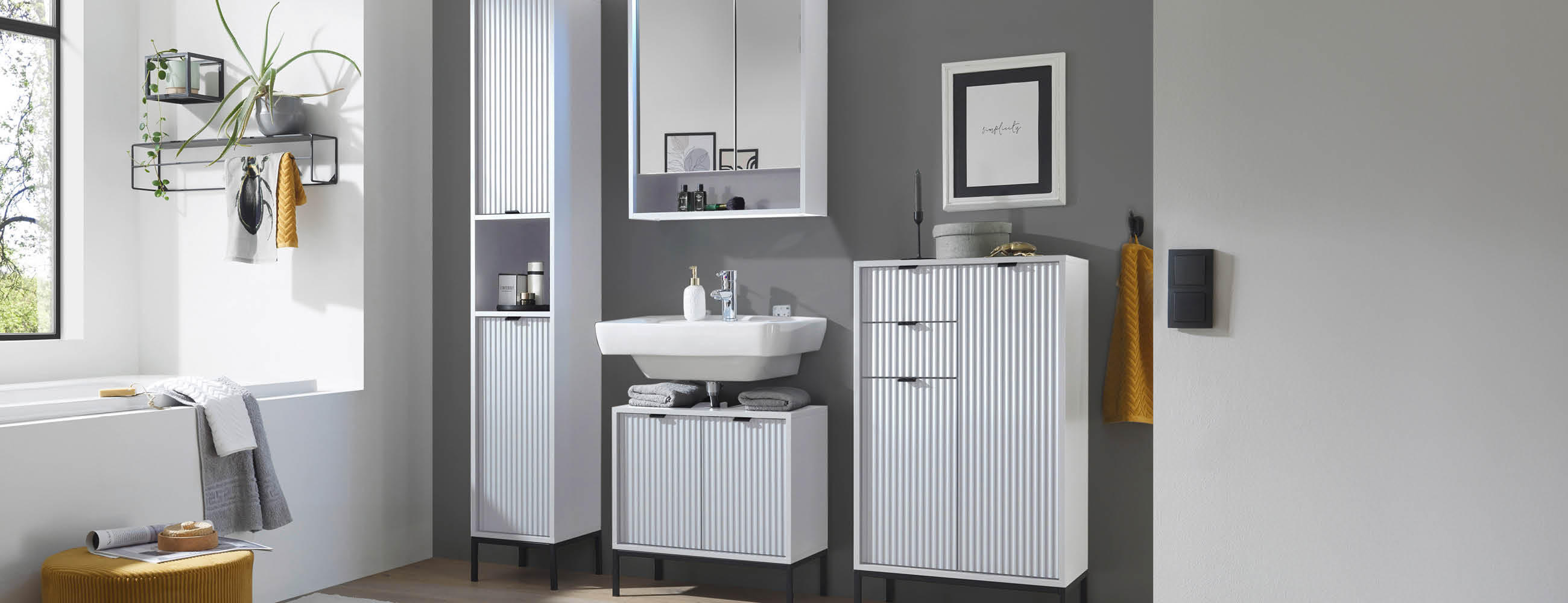  Badezimmeransicht mit weißen Schränken und einem stilvollen Waschbecken.