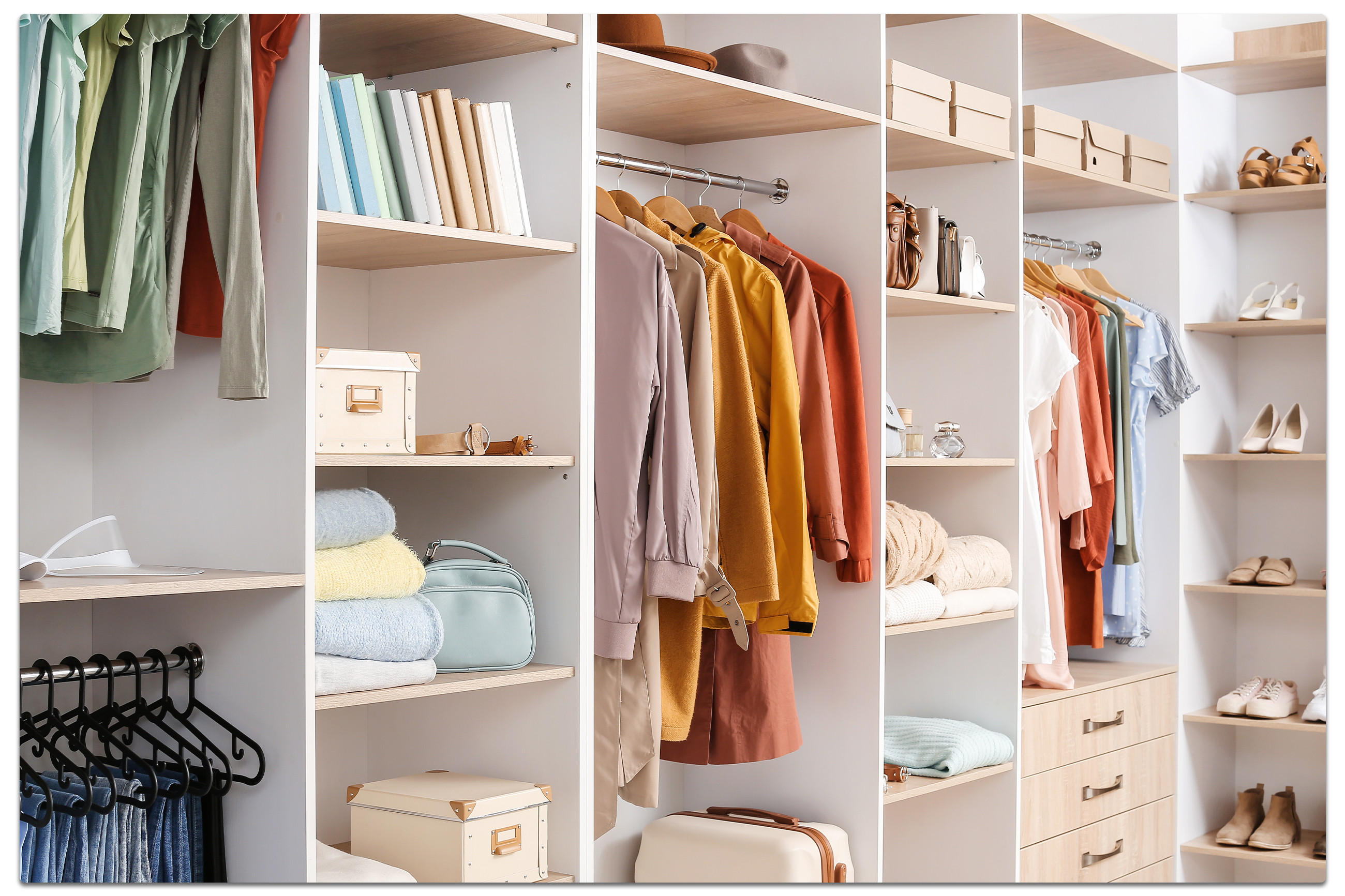 Ein moderner Kleiderschrank, der Kleidung und Schuhe auf Regalen übersichtlich präsentiert.