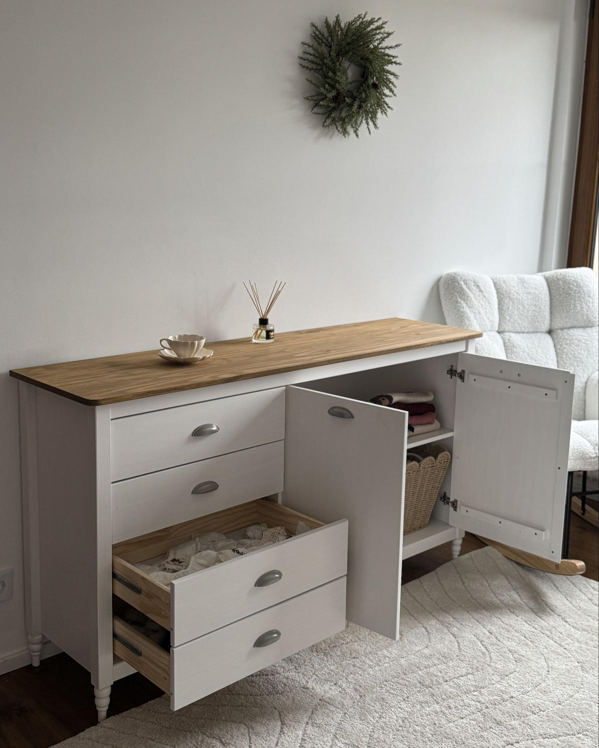 SIDEBOARD se 2 dveřmi Borovicové dřevo Bílý Shillington - bílá, dřevo (150/83/40cm) - Beliani
