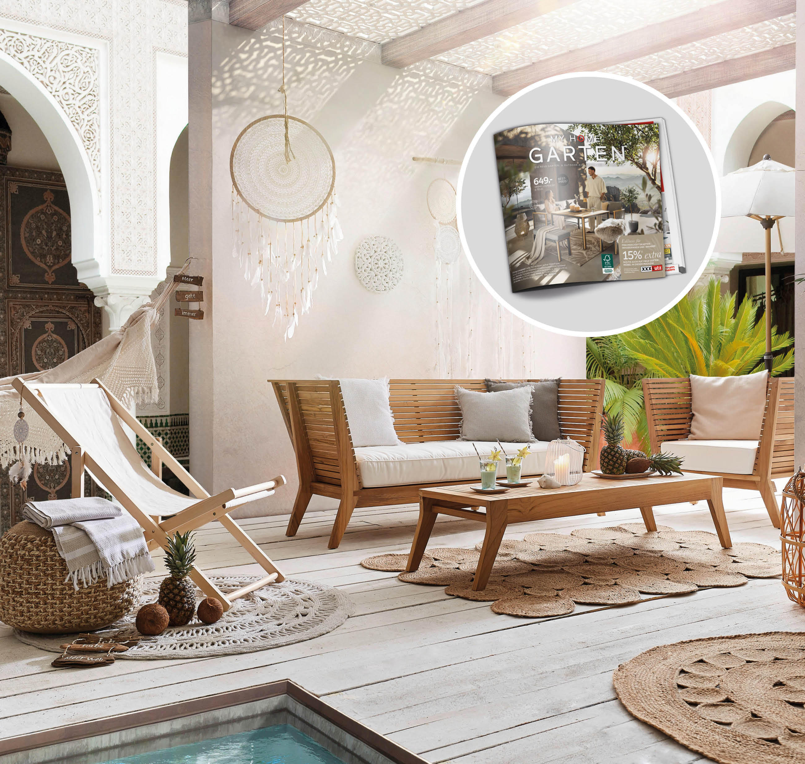 Helle Outdoor-Lounge mit Holzsofa, Liegestuhl und Couchtisch mit Getränken; rechts runde Einblendung eines Magazins „GARTEN“, daneben Laternen und tropische Pflanzen.