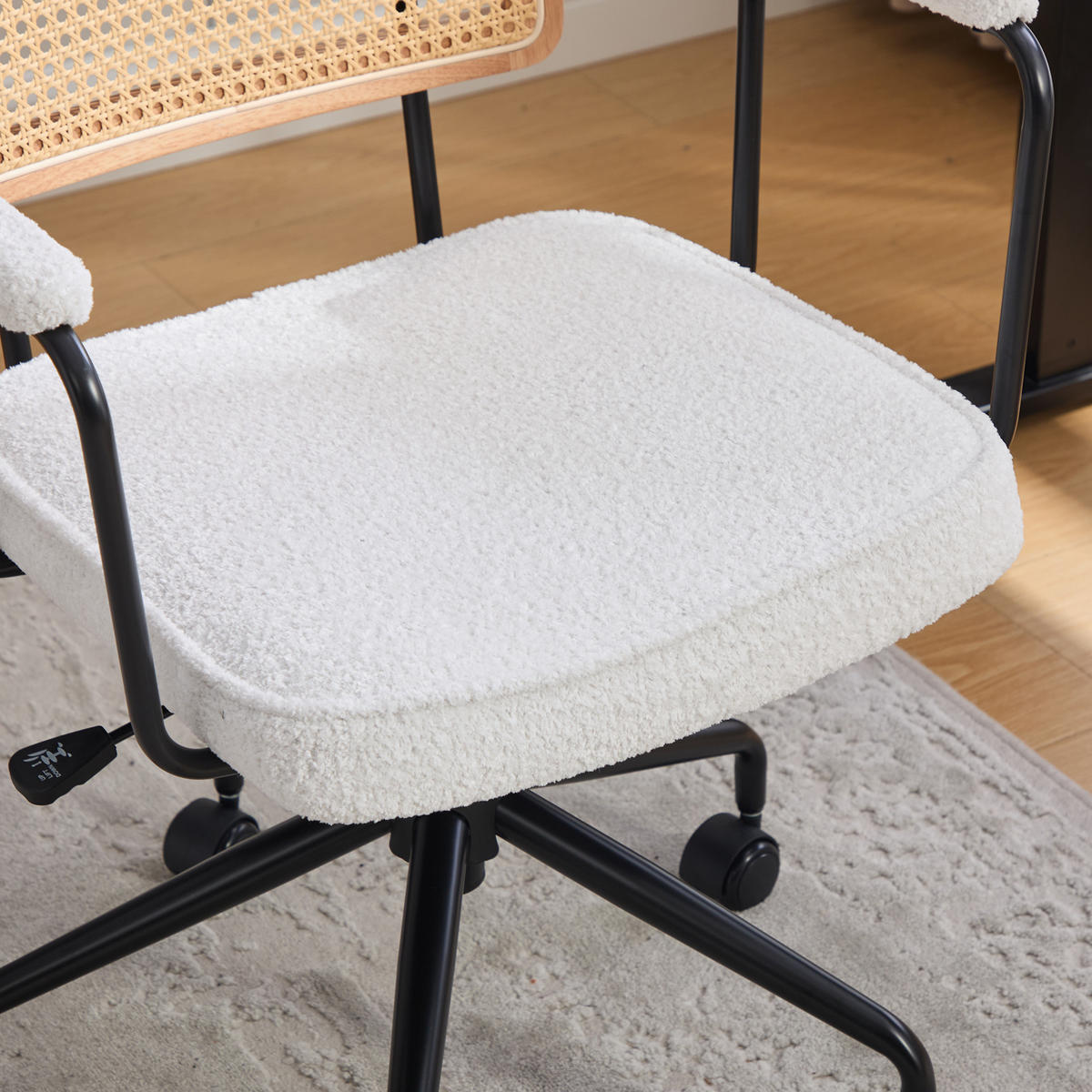 DREHSTUHL DE-36881 mit Rattan-Rückenlehne, Chenille-Sitz und Armlehnen Elfenbein - Creme, Metall (58.5/91.5/61cm) - ComfortXL