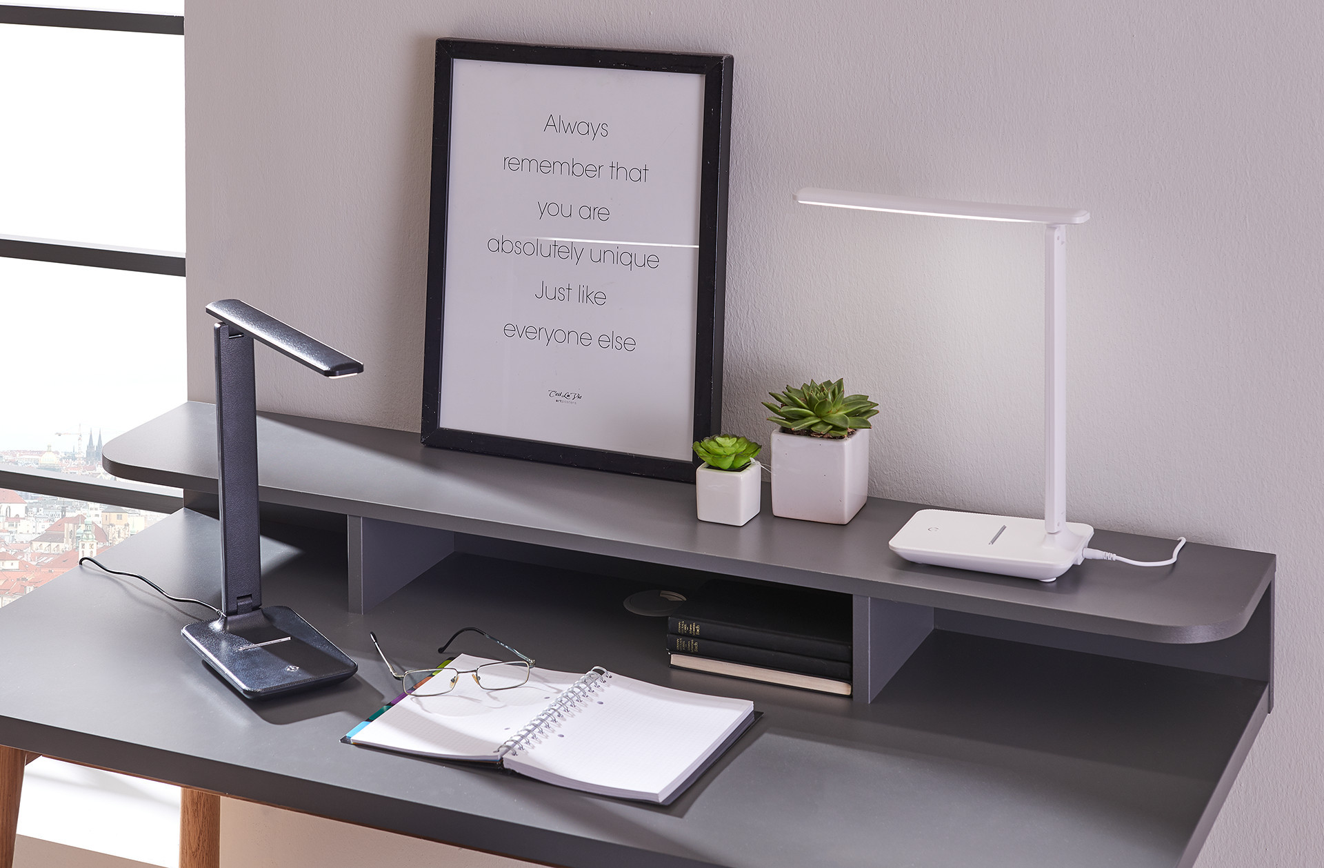 stolná biela, stolná lampa šedá, šedý písací stôl