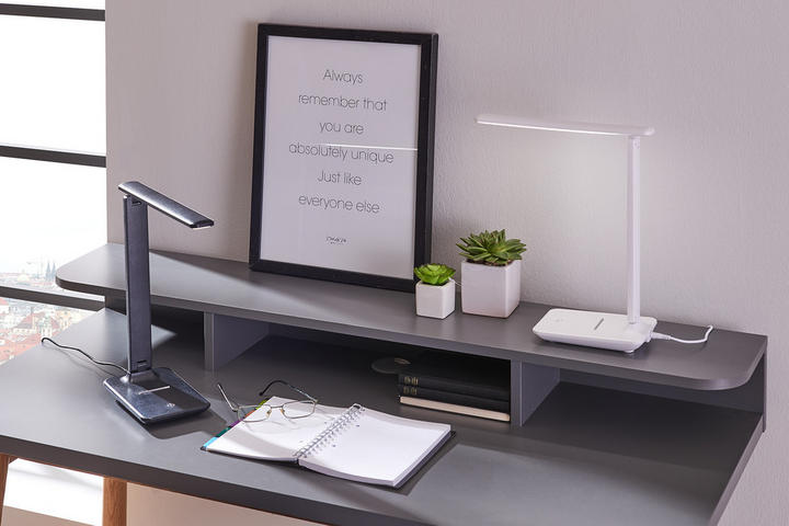 stolná biela, stolná lampa šedá, šedý písací stôl