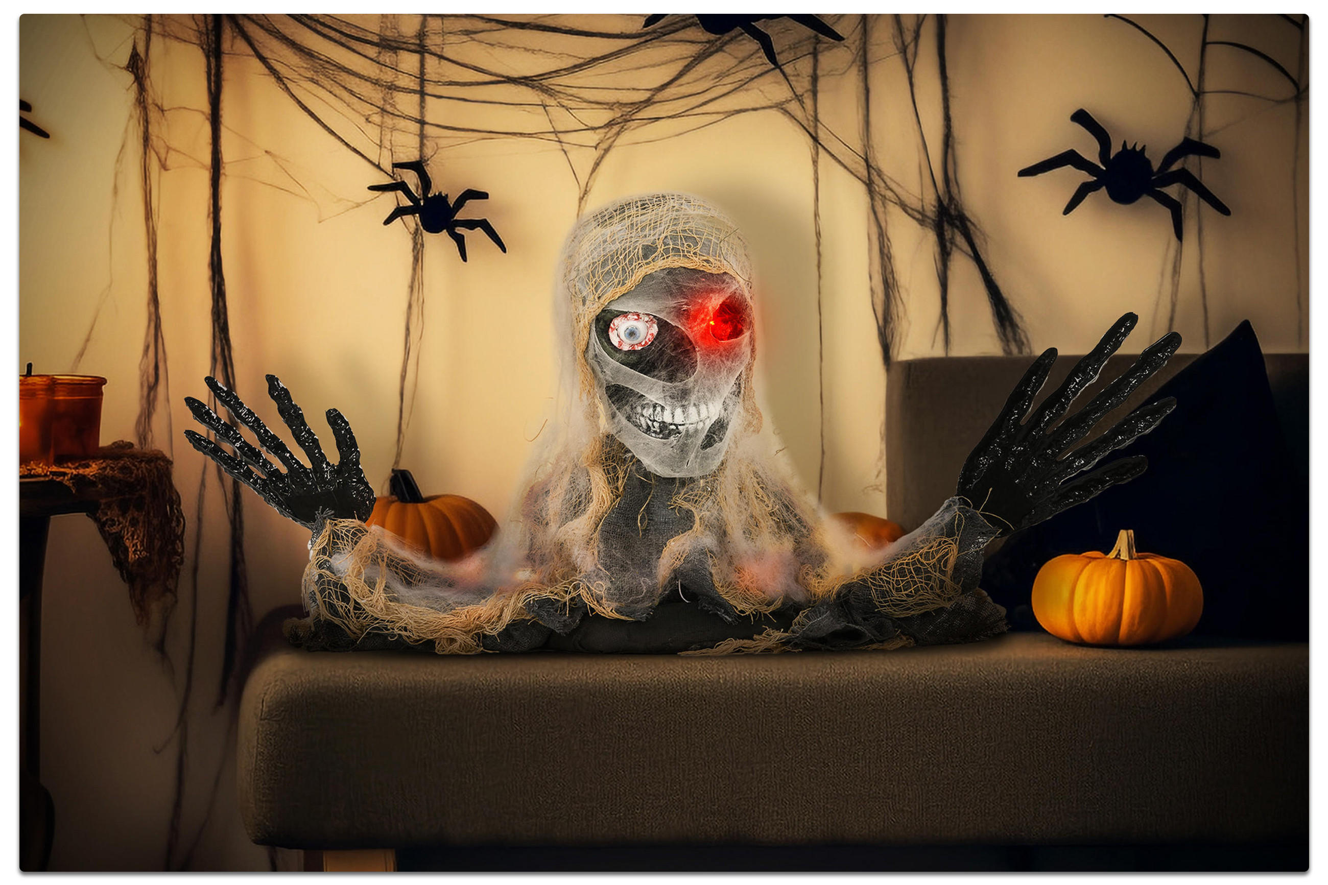 Halloween-Dekoration mit einem Skelett und einer Spinne, die gruselige Stimmung verbreitet.