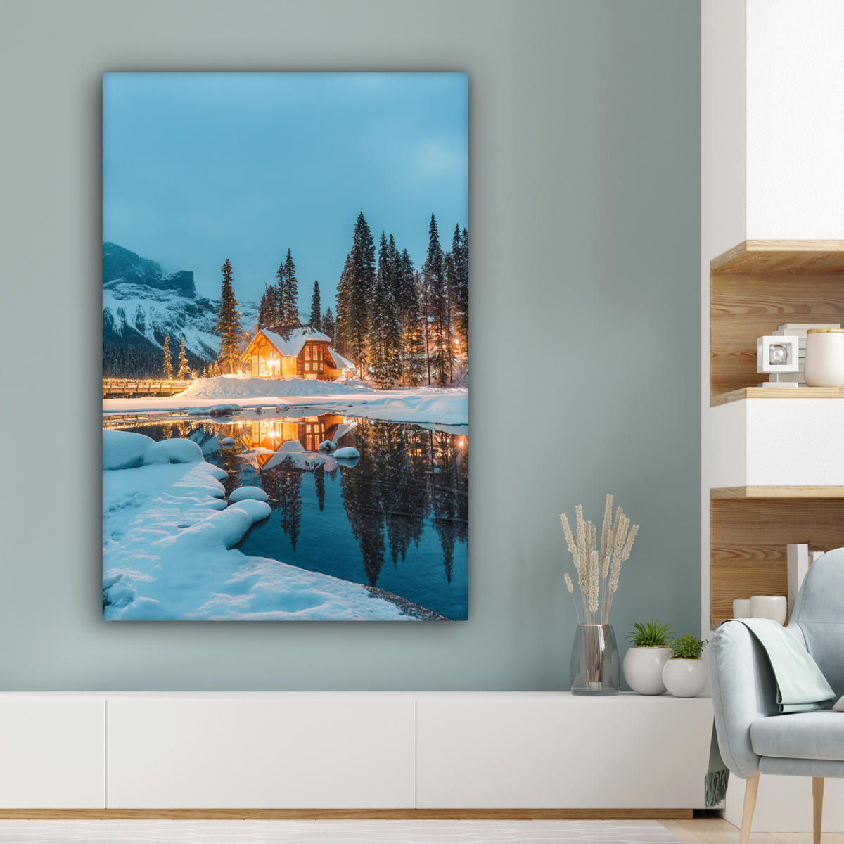 LEINWANDBILD Winterlandschaft - Natur - Haus - Berge - Schnee Deko Groß 90x140 cm - Hellblau, Textil (90/140cm) - MuchoWow