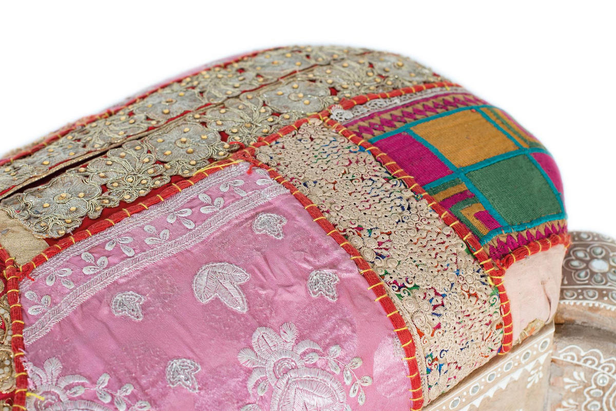 SITZBANK aus Mangoholz mit mehrfarbigem Patchwork-Stoffbezug - Perlmutt, Holz (38/45/90cm) - Giner y Colomer