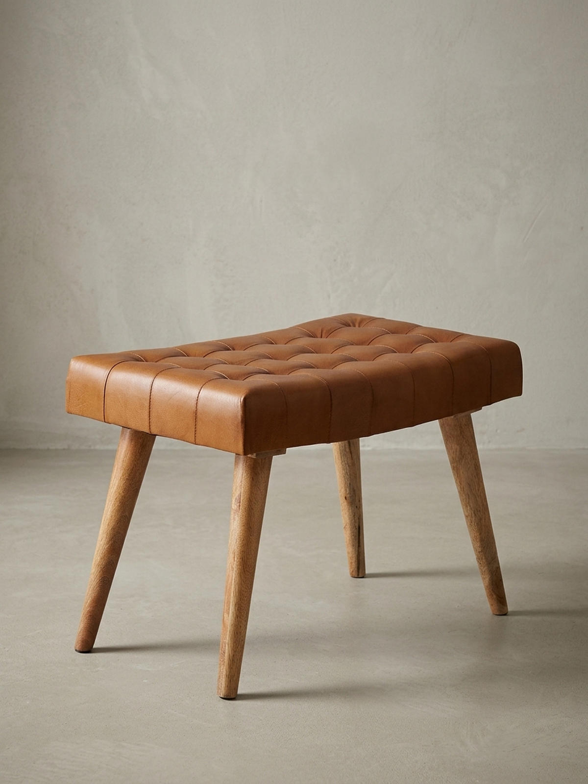 SITZHOCKER – Echtleder/Naturholz, modern, 120 kg Belastbarkeit - Braun, Mangoholz/Leder (67/47/39cm) - KADIMA DESIGN