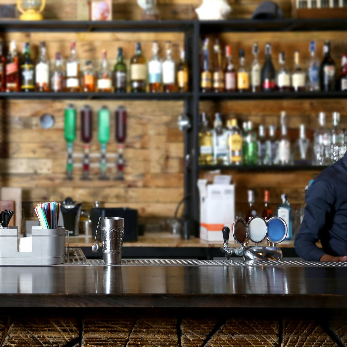 DRŽIAK na flašu - strieborná, kov/plast (35.5/36/11cm) - Relaxdays