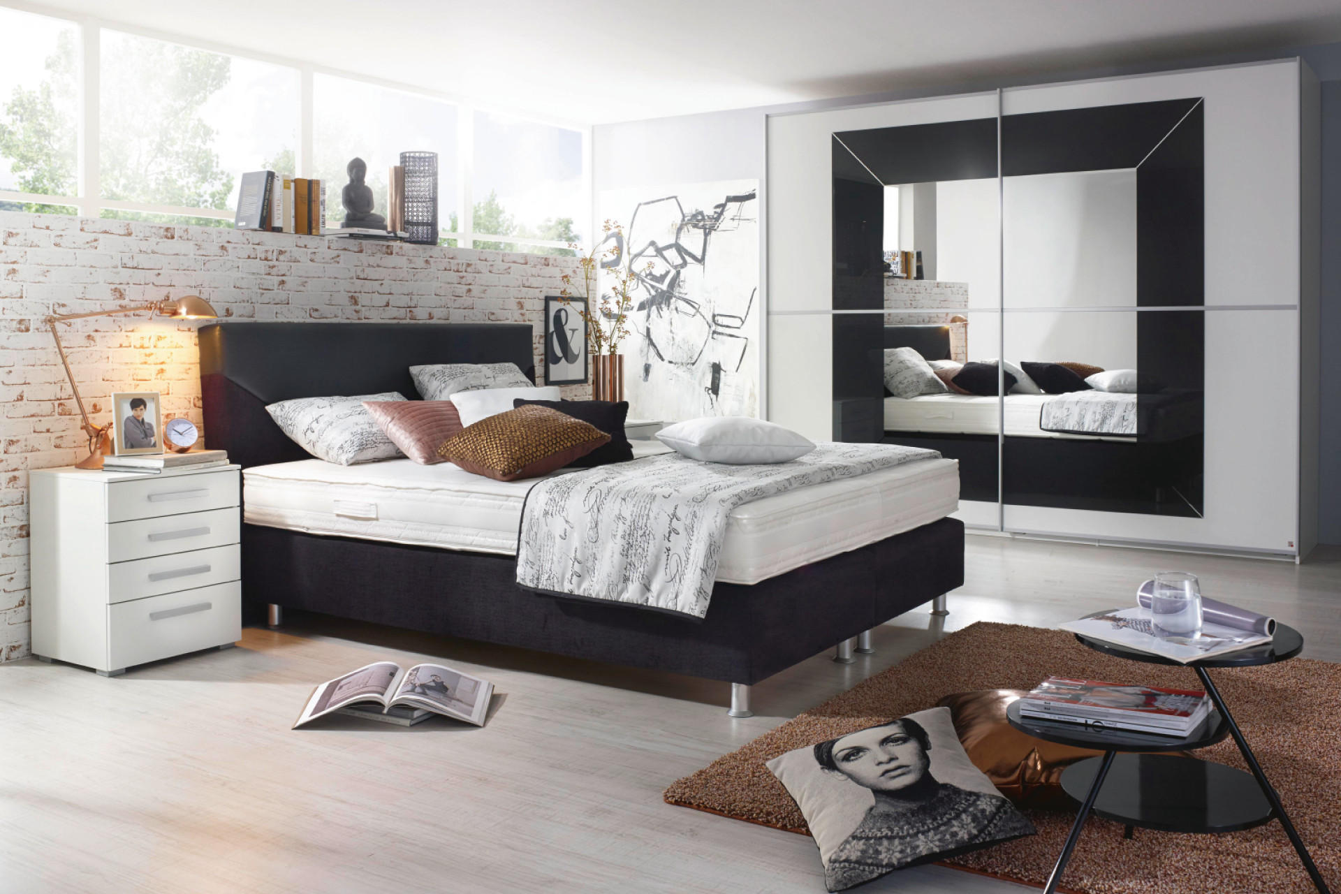 Braunes Boxspringbett mit Spiegelkleiderschrank