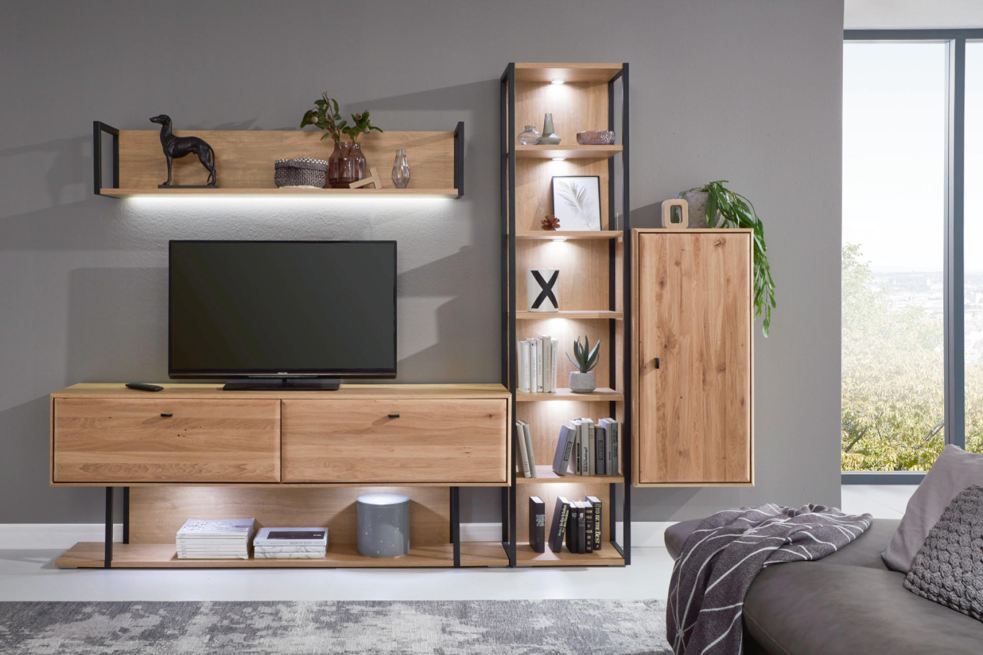 Moderne Wohnwand in Holzoptik