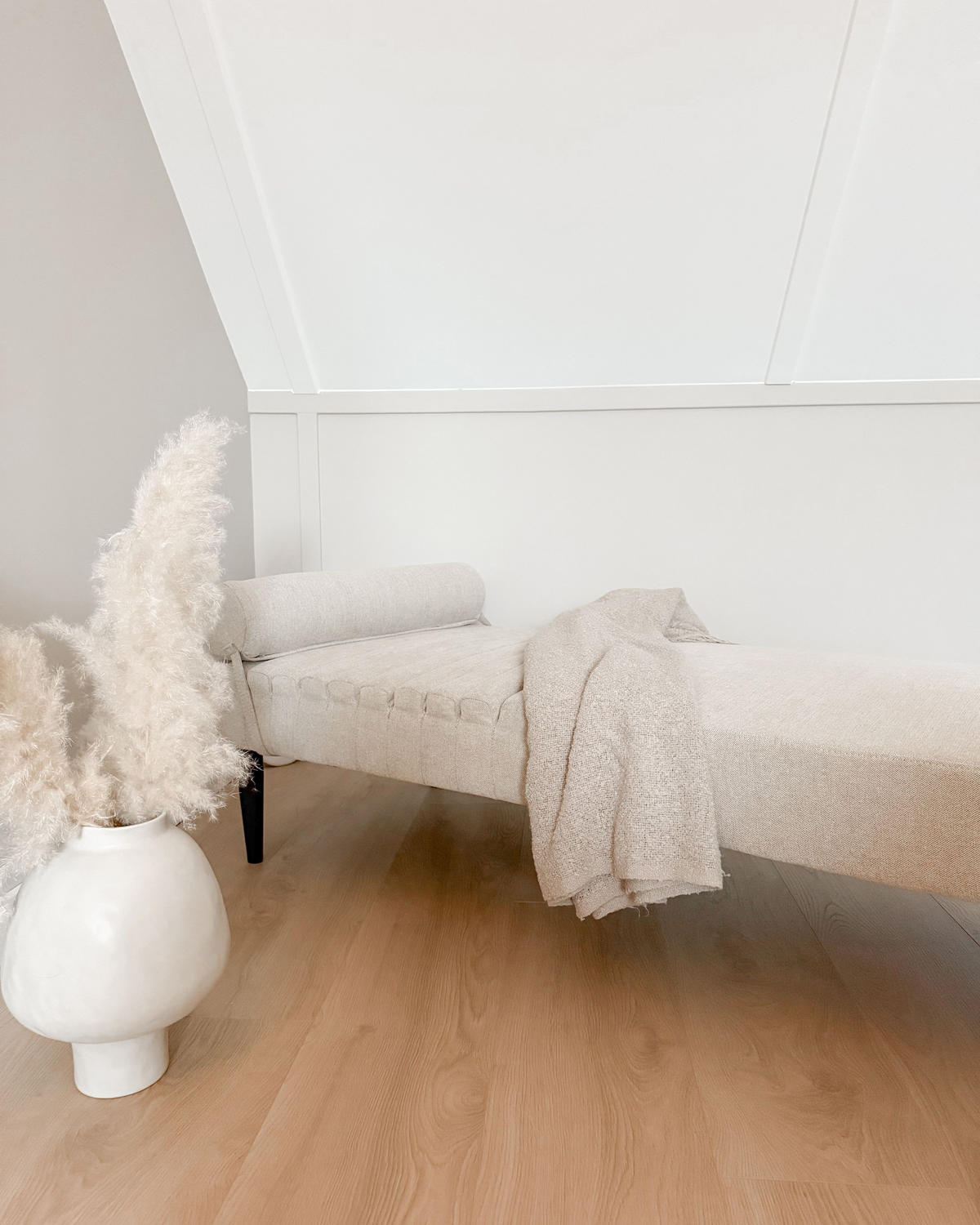 ČALOUNĚNÉ LEHÁTKO CHAISE LONGUE Látka Béžové Mauriac - béžová, textil (74/40/180cm) - Beliani
