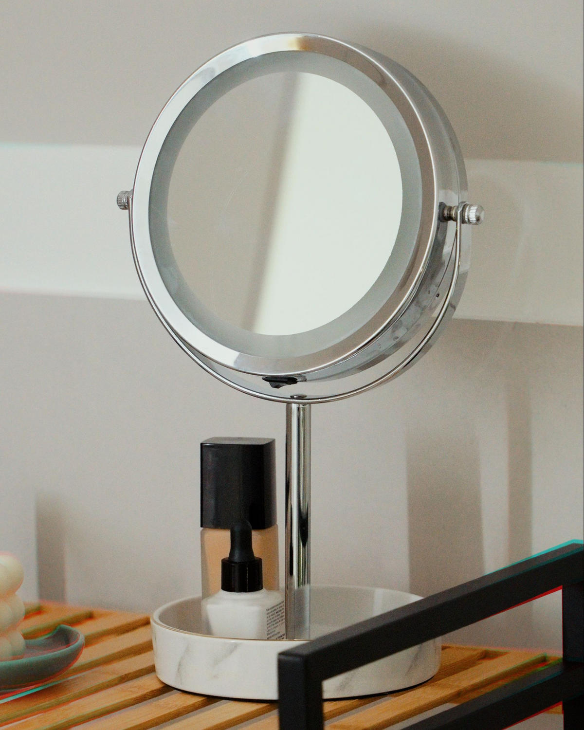 KOSMETIKSPIEGEL Silber/Weiß mit LED-Beleuchtung 20 cm Savoie - Silberfarben/Weiß, Metall (20/34/15cm) - Beliani