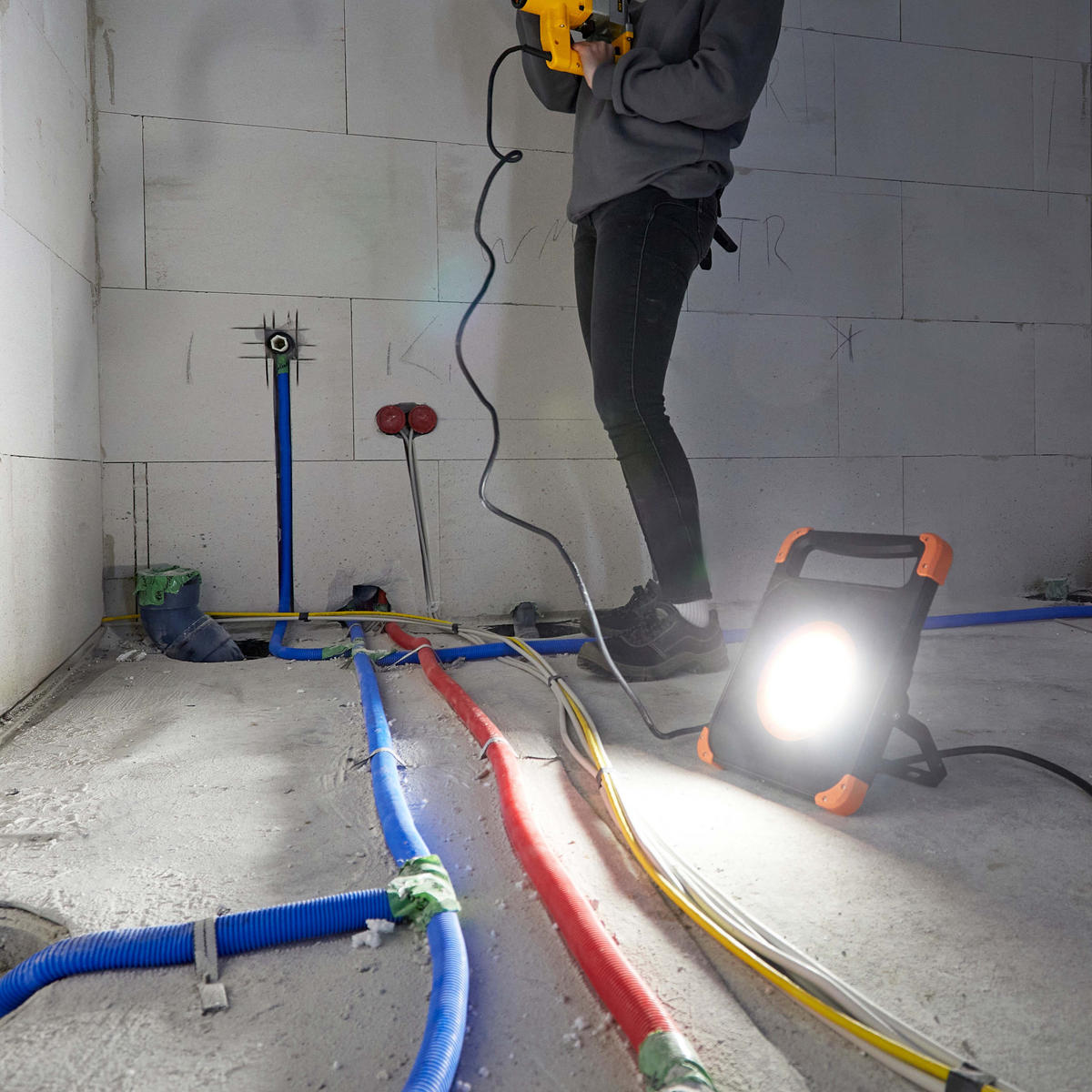LED-BAUSTRAHLER - 50W mit stabilem Standgestell und 2 Steckdosen für handwerkliche Tätigkeiten, 5m Kabel, 2er-Set - Weiß, Metall (7.5/25.8/32.5cm) - Northpoint