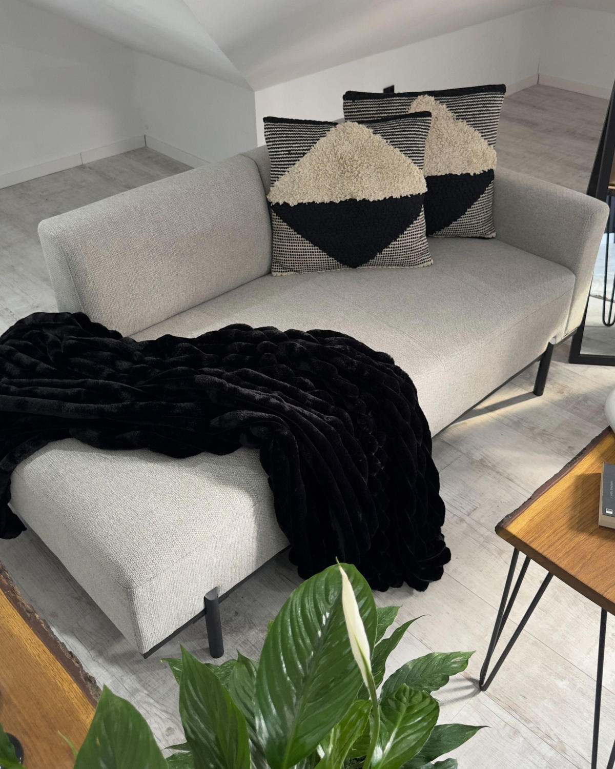 ČALOUNĚNÉ LEHÁTKO CHAISE LONGUE Umělý len Světle šedé Savasse - šedá/černá, textil (170/78/85cm) - Beliani