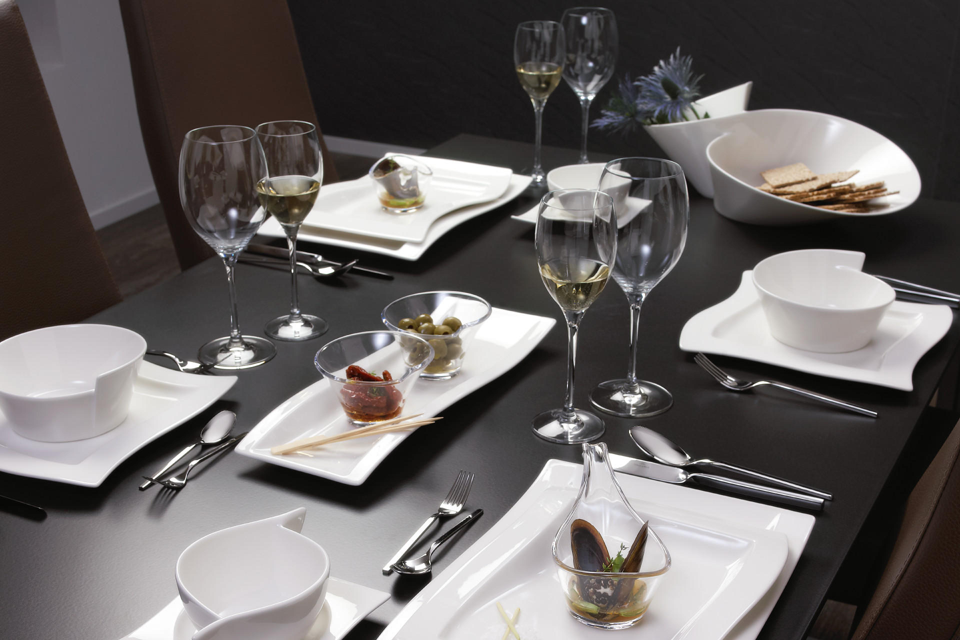 biely porcelán, sada tanierov, slávnostne prestretý stôl