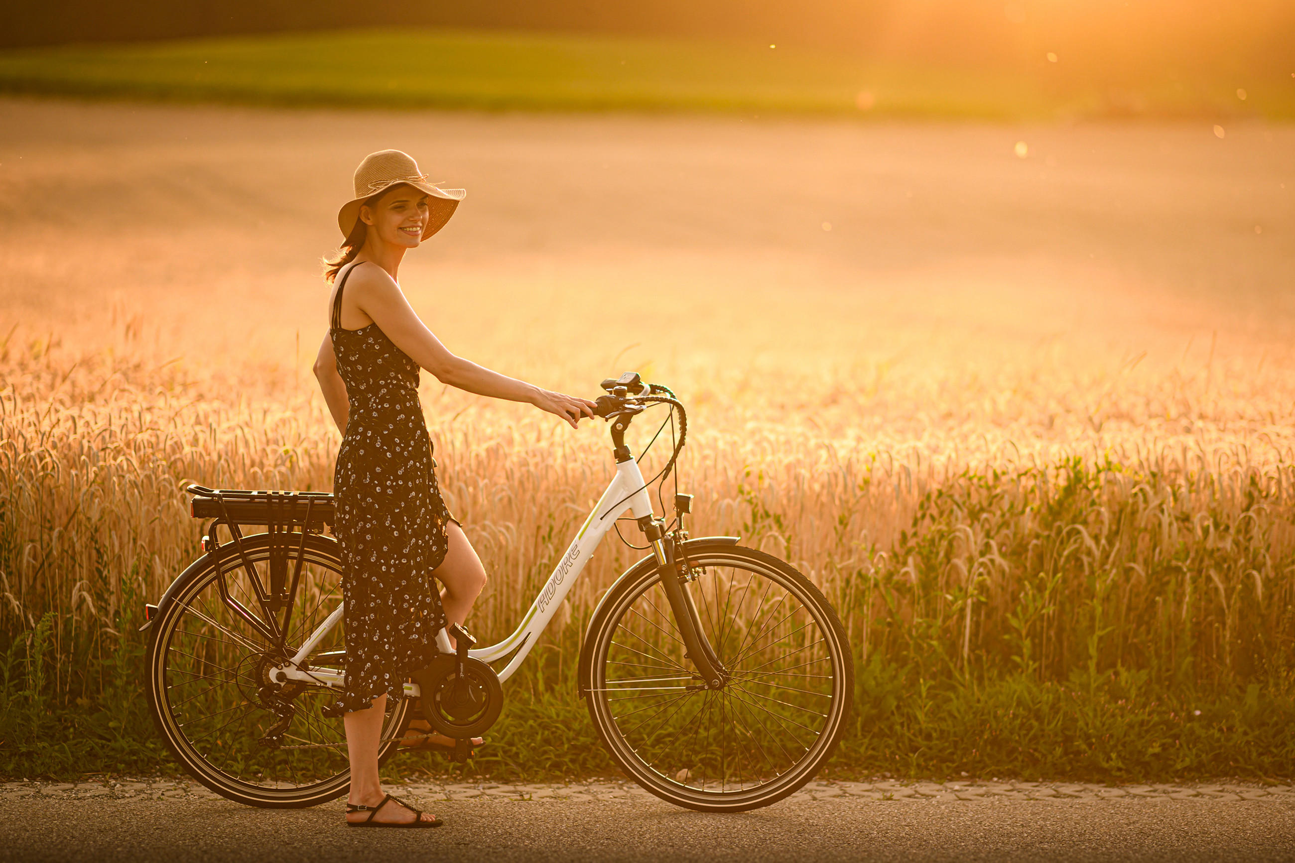 Eine Frau genießt eine Fahrradtour in einem blühenden Feld, ideal für Outdoor-Aktivitäten und Erholung.