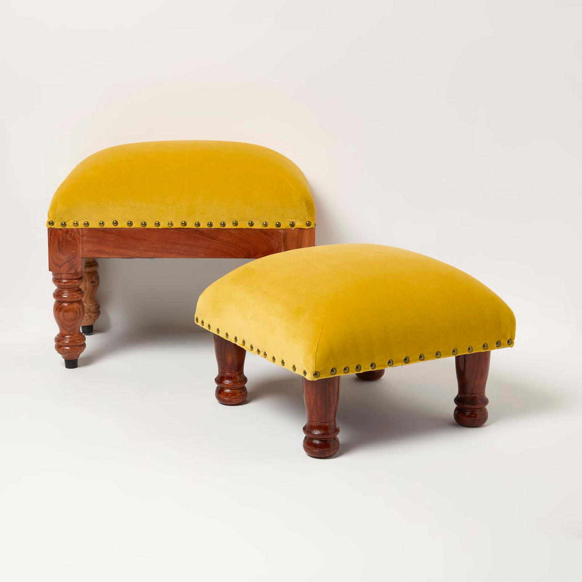 SAMT-HOCKER Mable, senfgelb mit Holzbeinen, 50/30/40 cm - Currygelb, Textil (30/40/50cm) - Homescapes