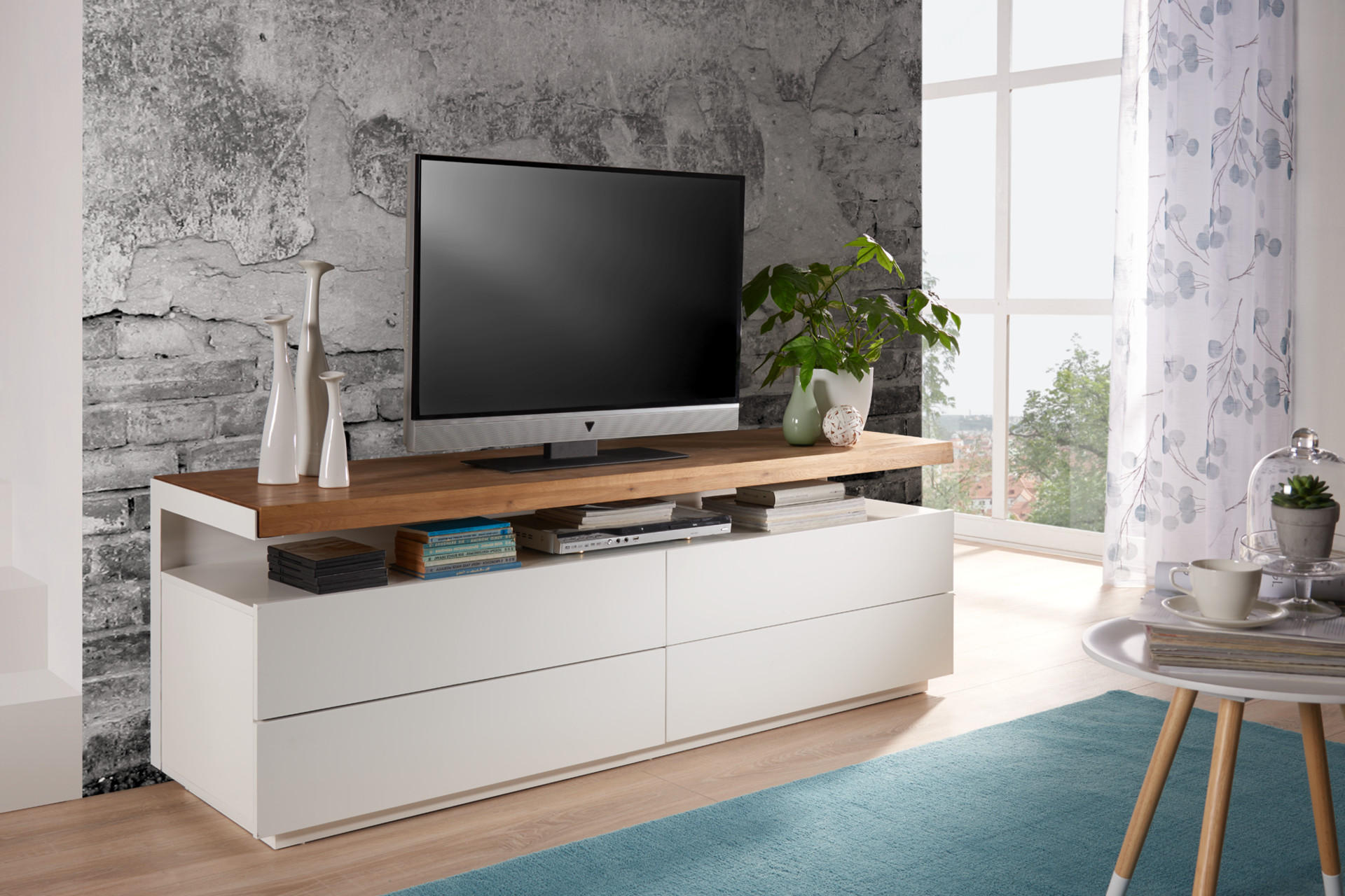 TV stolek bílý s dřevěnou deskou