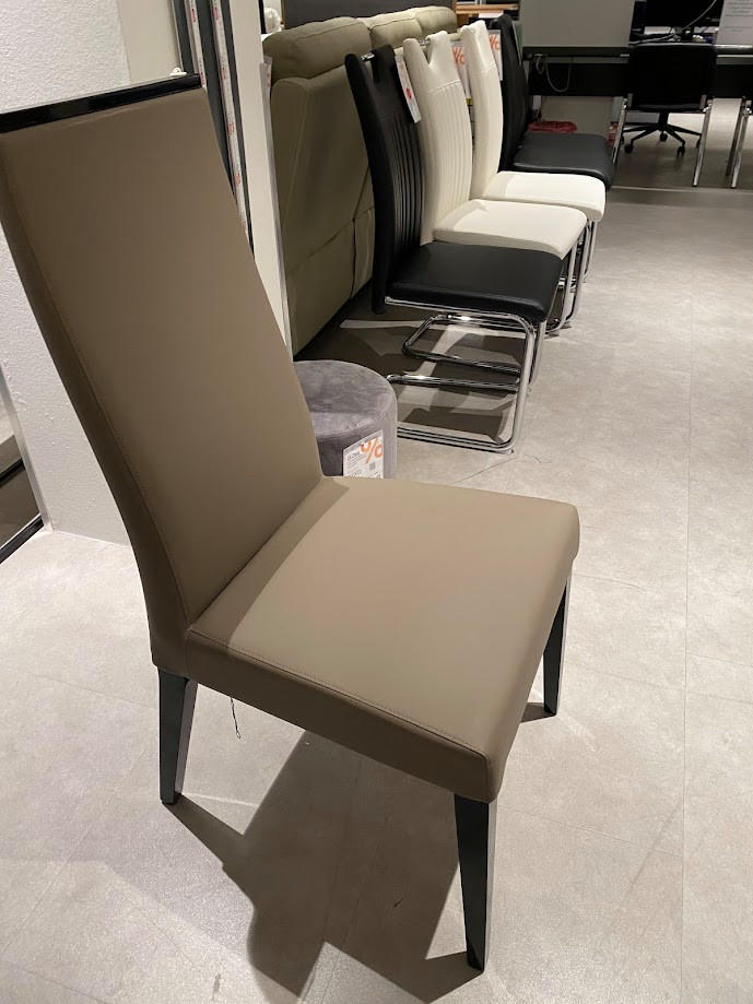 SZÉK MONT-BUDAÖRS OUTLET - Novel