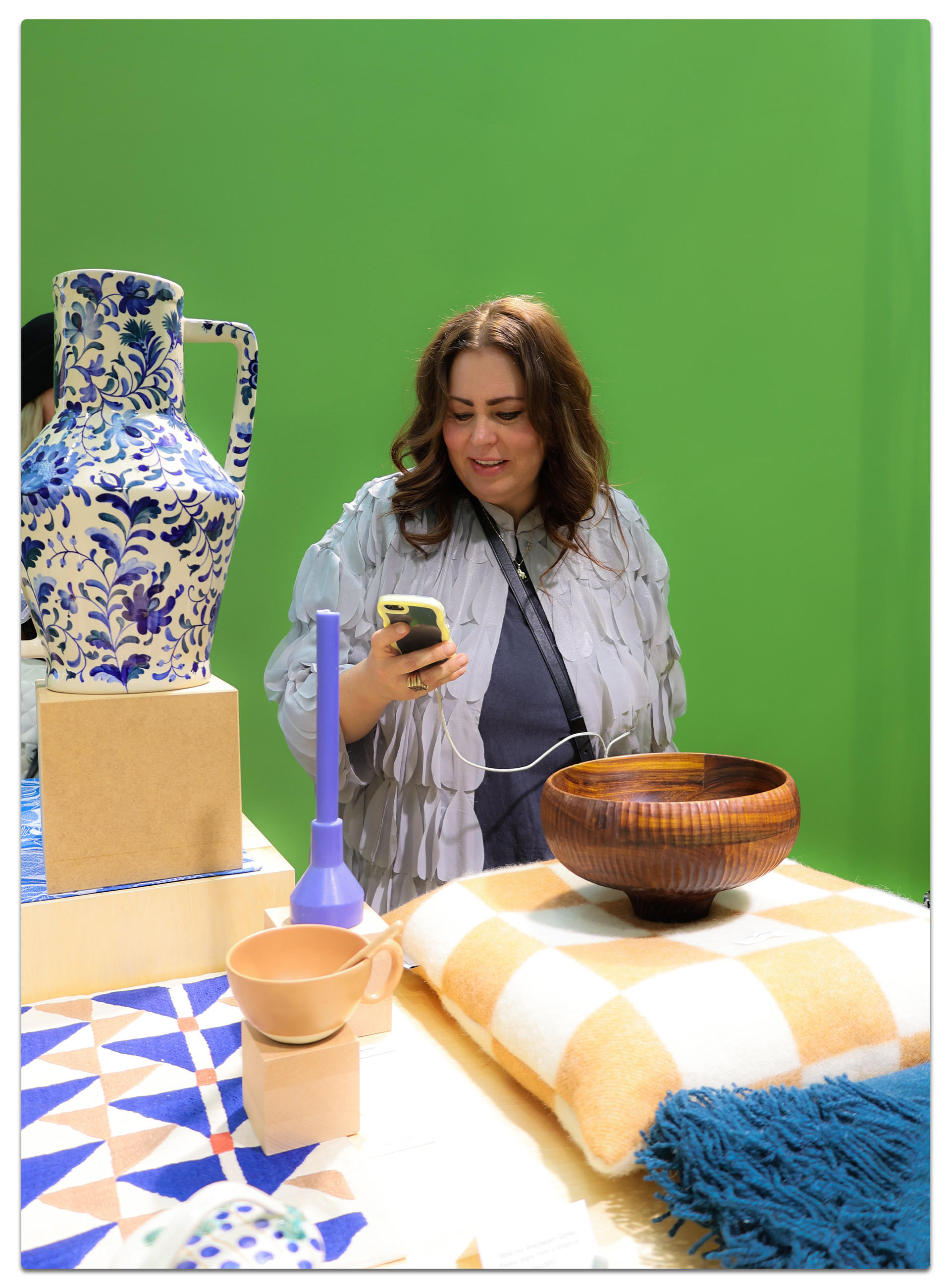 Daniela Witzel steht vor einem Tisch mit einer Vase und einer Schüssel auf der Ambiente Messe 2025