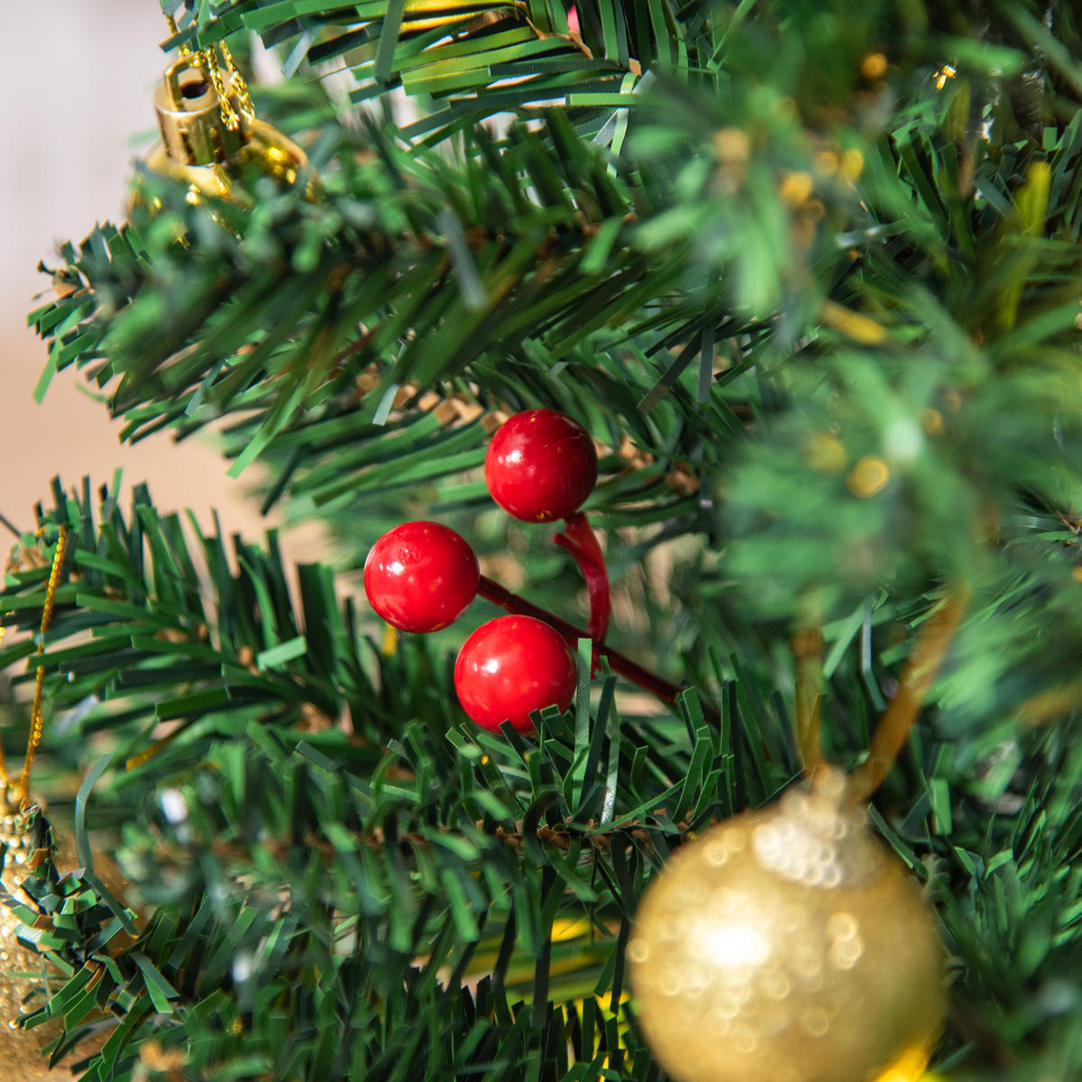 WEIHNACHTSBAUM mit Stechpalmenbeeren, Kugeln und LED-Lichtern Christbaum Grün - Grün, Kunststoff (60cm) - HOMCOM