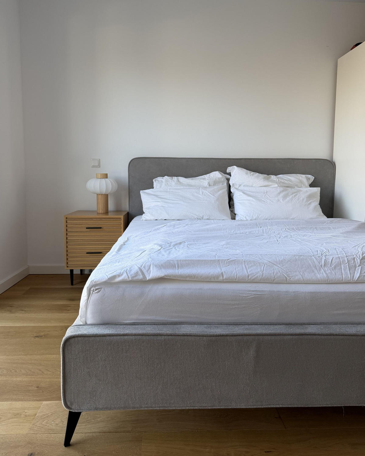 KÁRPITOZOTT ÁGY ágyráccsal 180x200 cm Szürke Valognes - világosszürke, textil (180/200cm) - Beliani