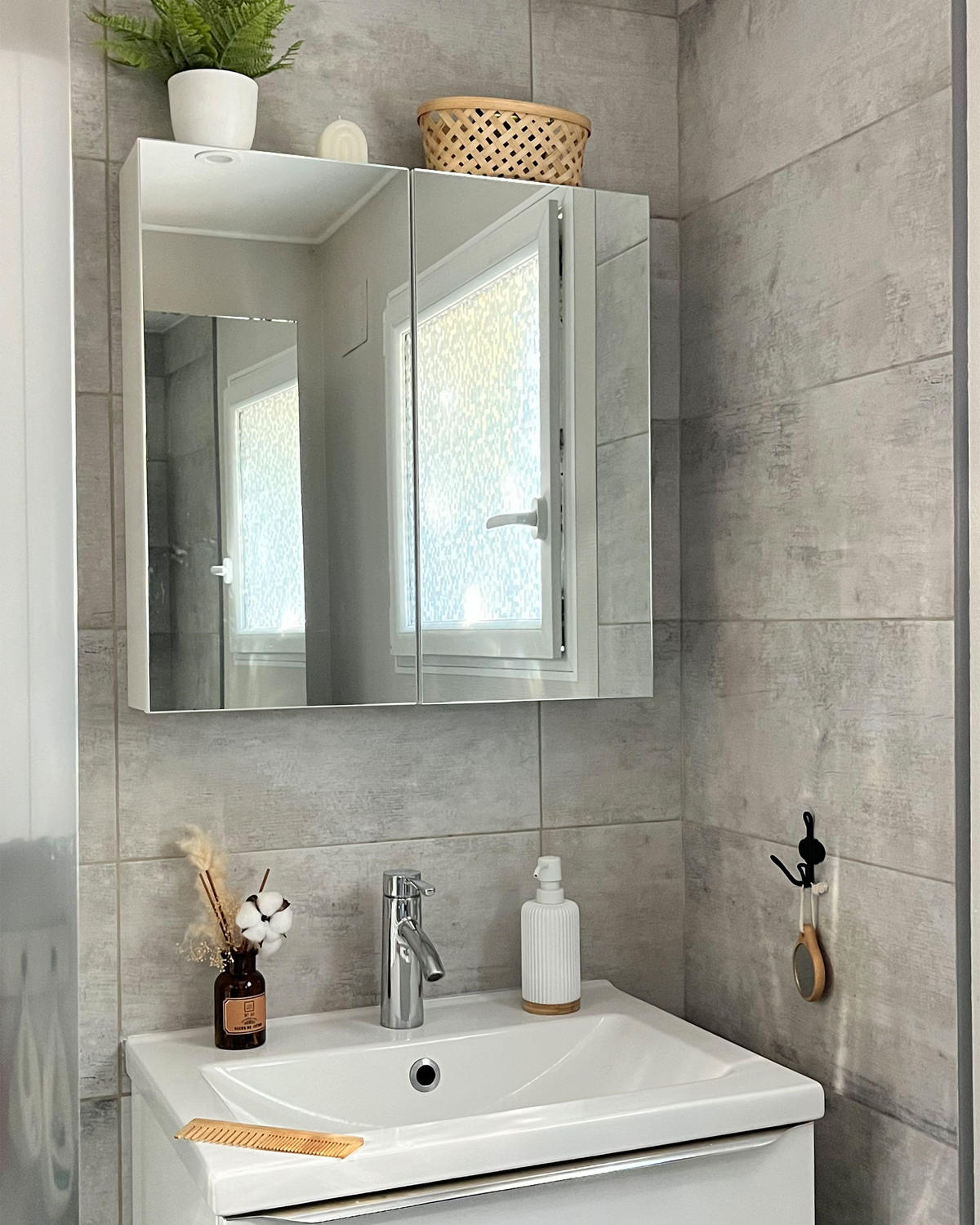 BAD SPIEGELSCHRANK weiß/silber 60/60 cm Navarra - Silberfarben/Weiß, Holz (60/60/14cm) - Beliani