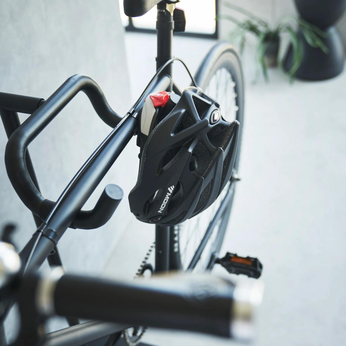 FAHRRAD-STÄNDER Tower schwarz 38/92/33 cm für die Wohnung - Schwarz, Metall (33/94/38cm) - Yamazaki