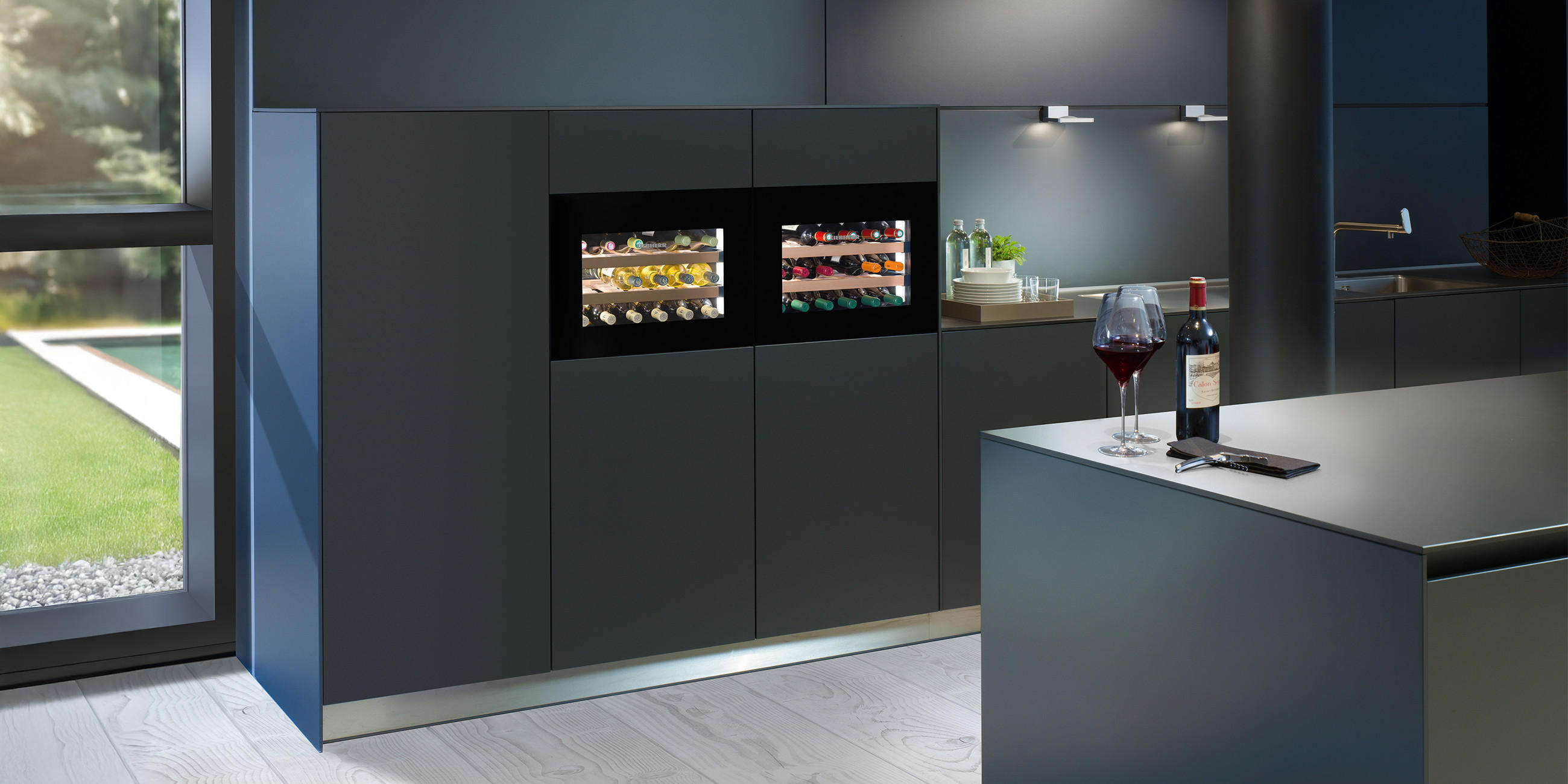 Weinlagerschrank von LIEBHERR verbaut in einer modernen Designer Küche. 