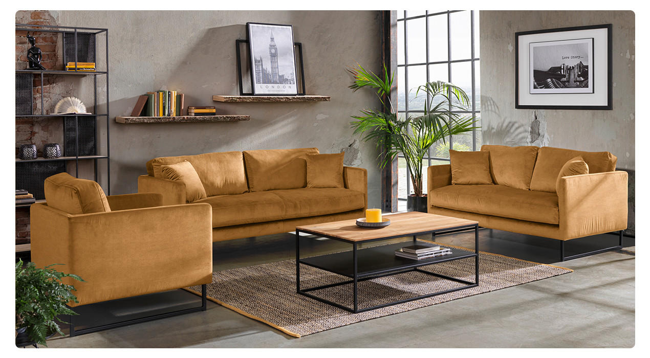 orangefarbene Couch mit Tisch in rustikal