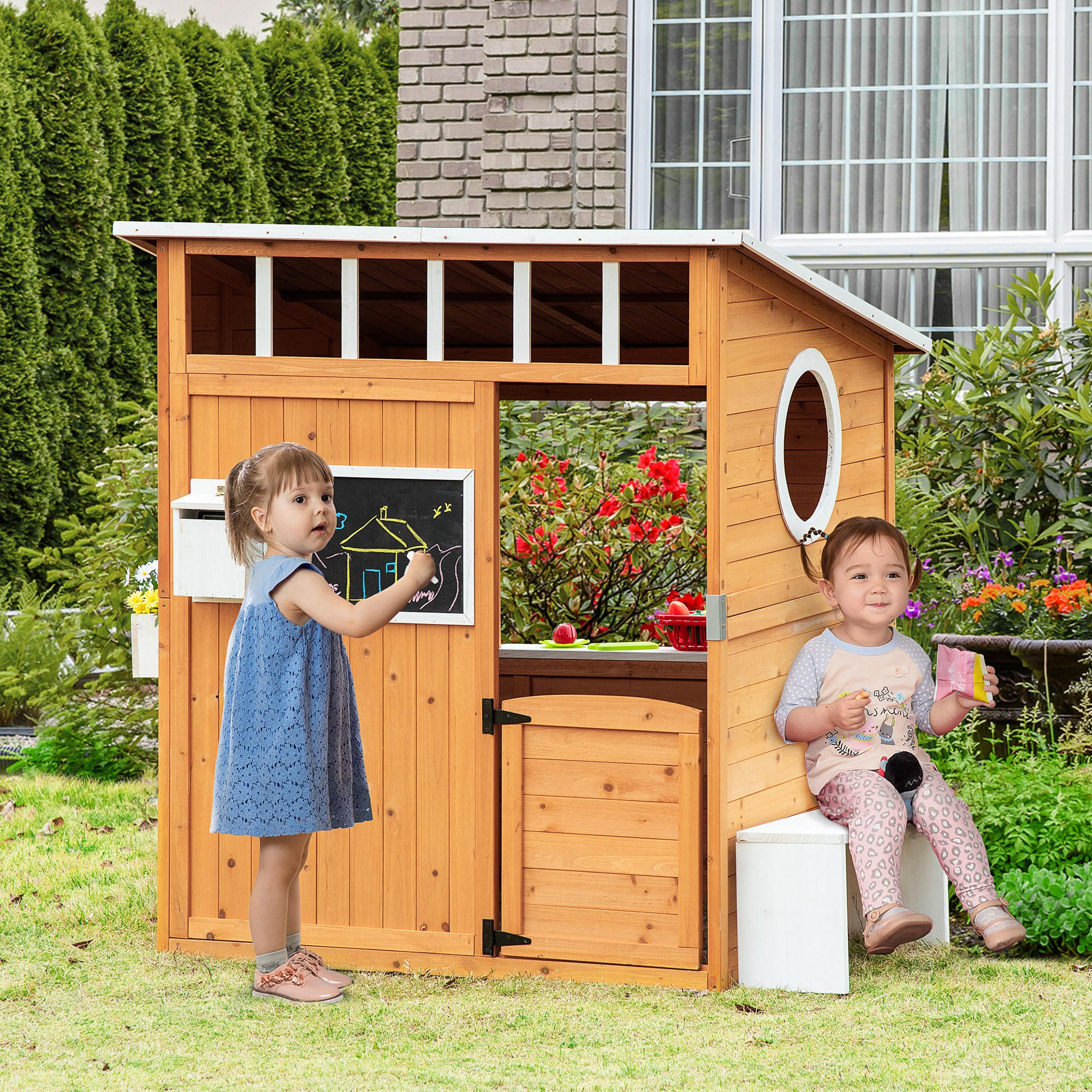 SPIELHAUS für Kinder Holz Kinderspielhaus mit Fenster Briefkasten Blumentopfrack - Naturfarben, Holz (108/135.5/122cm) - Outsunny