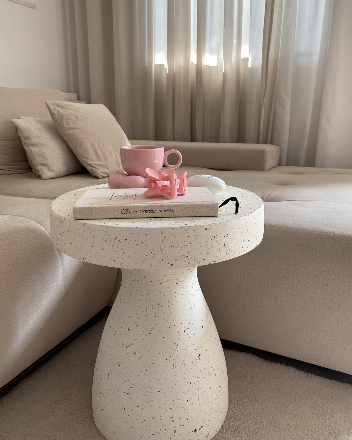 ZAHRADNÍ Přístavný stolek Beton Terrazzo Look krémově bílý 39 cm Biviere - bílá, kámen (39/39/46cm) - Beliani