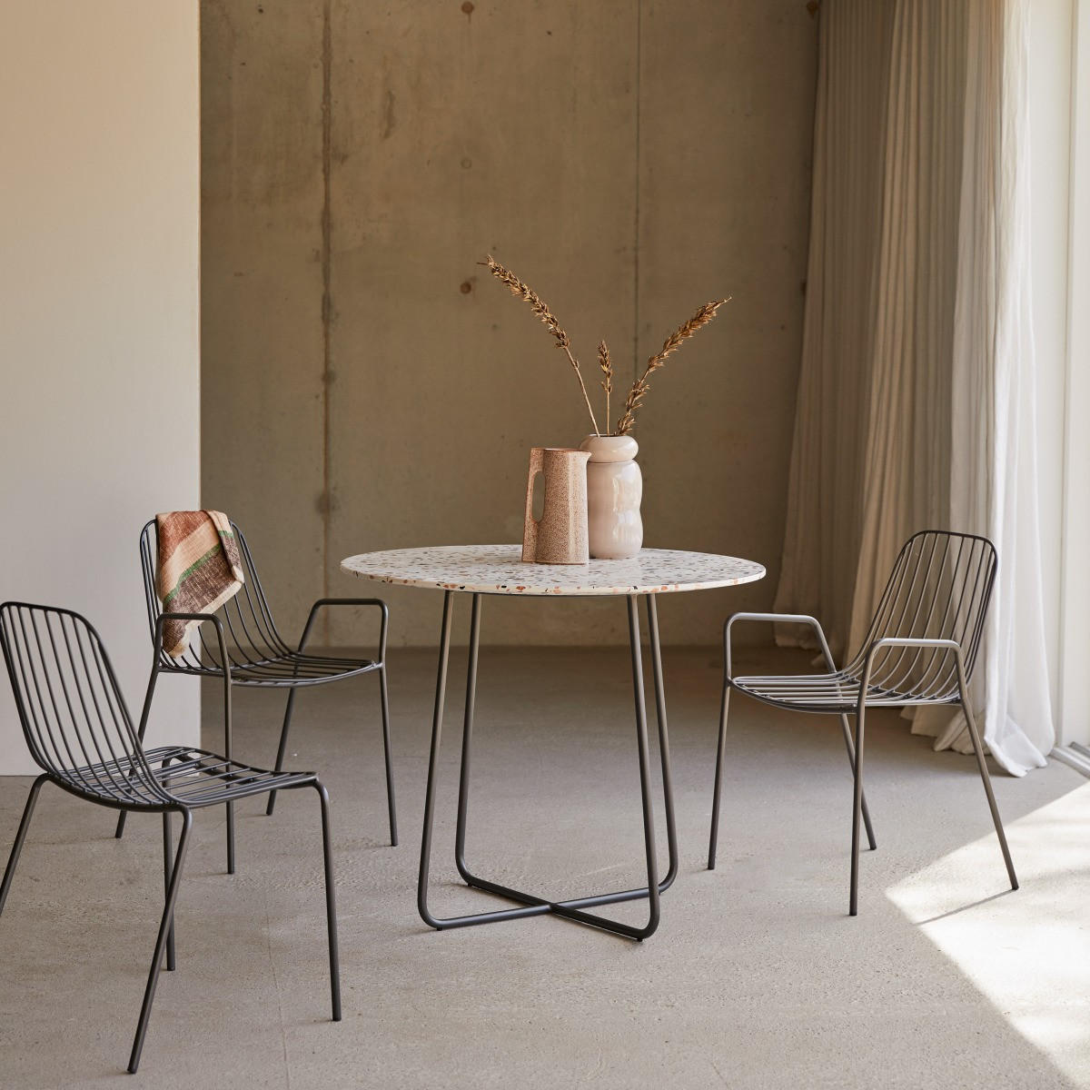 TISCH Elio Braun aus Premium-Terrazzo - Braun, Stein (90/90/77cm) - Tikamoon