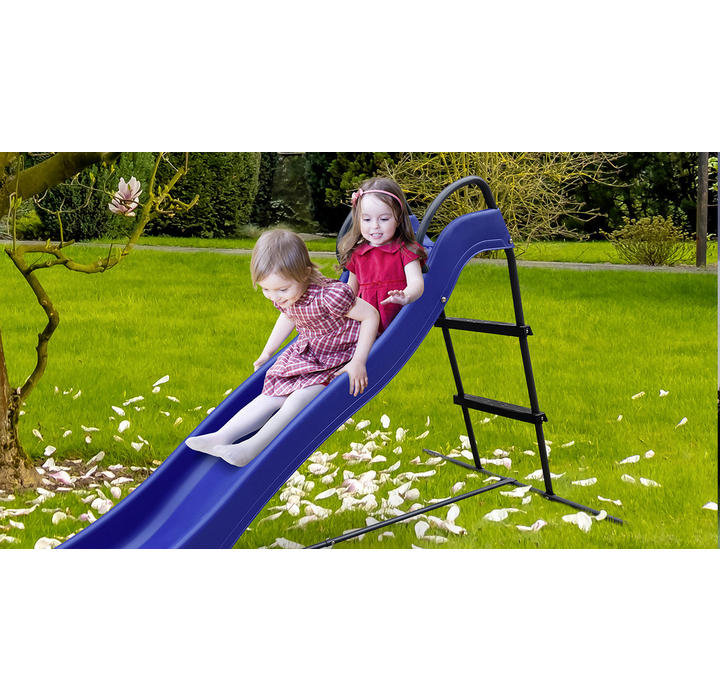 Kinder rutschen auf einer Gartenrutsche in blau