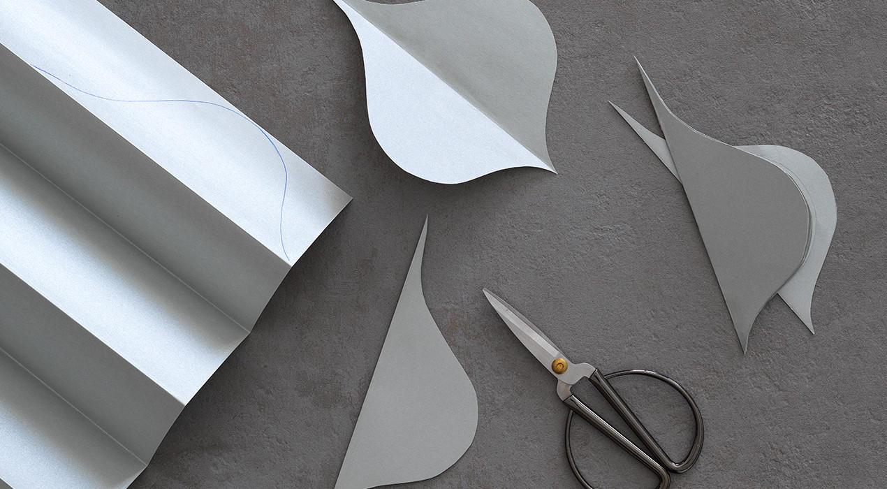 Weihnachtsdeko graues Papier Schere